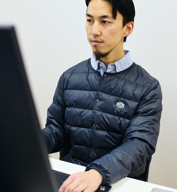 SHIPS「【WEB限定/SHIPS別注】TAION: ロゴワッペン ナイロン クルーネック インナーダウン カーディガン」|ダウン|ダークグレー