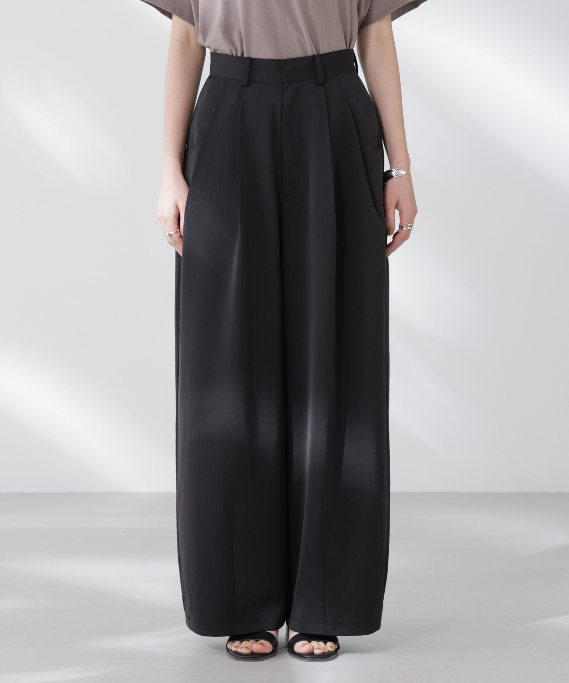 nano･universe「ダルサテンカーブタックパンツ」|チノ|