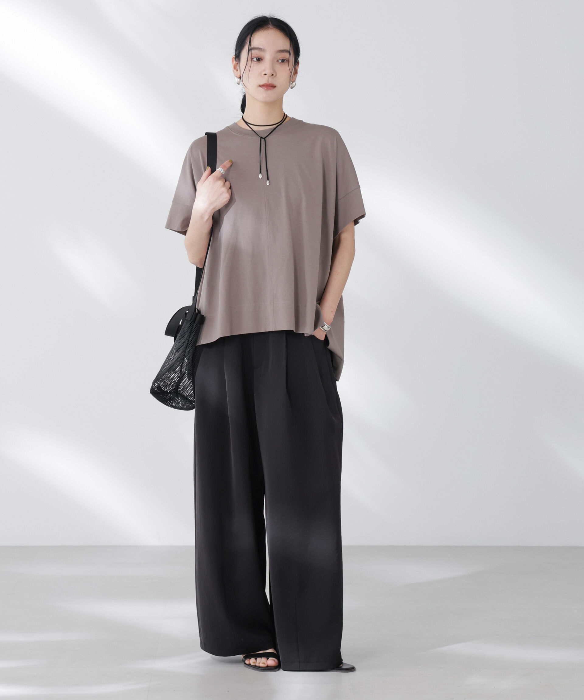 nano･universe「ダルサテンカーブタックパンツ」|チノ|