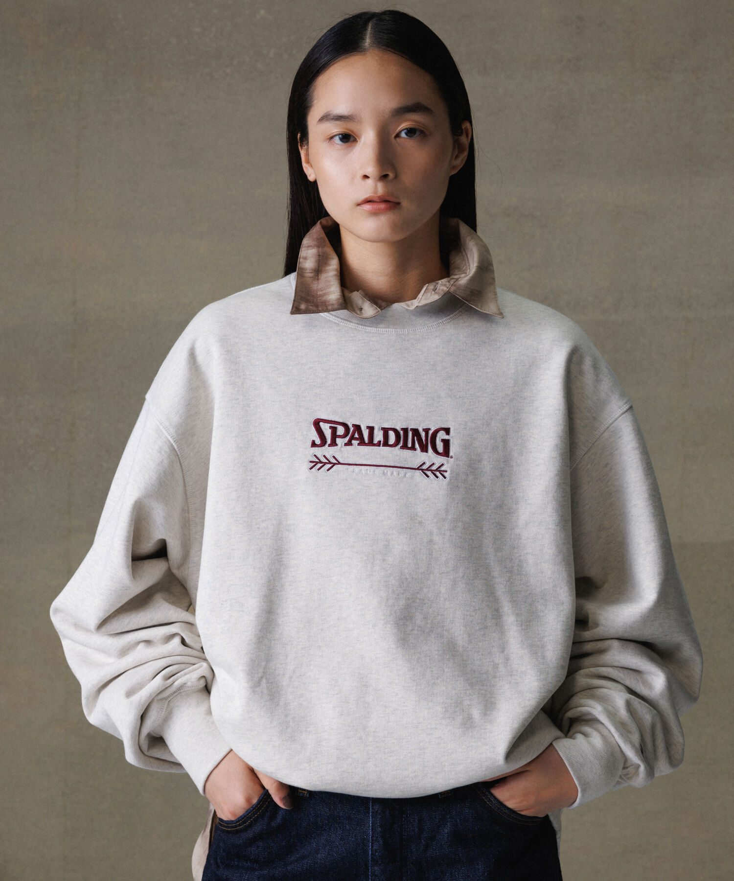 ADAM ET ROPE'「《別注》【SPALDING/スポルディング】LOGO SWEATSHIRT / UNISEX」|スウェット・ジャージ|ライトグレー(08)