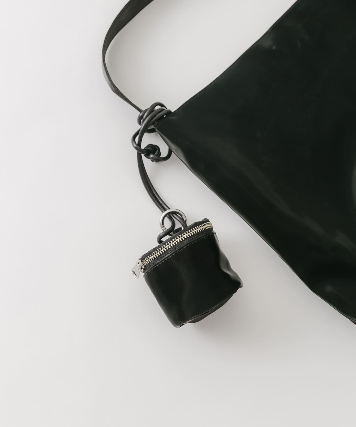 SMELLY「シャイニーネックポーチ」|ポーチ|