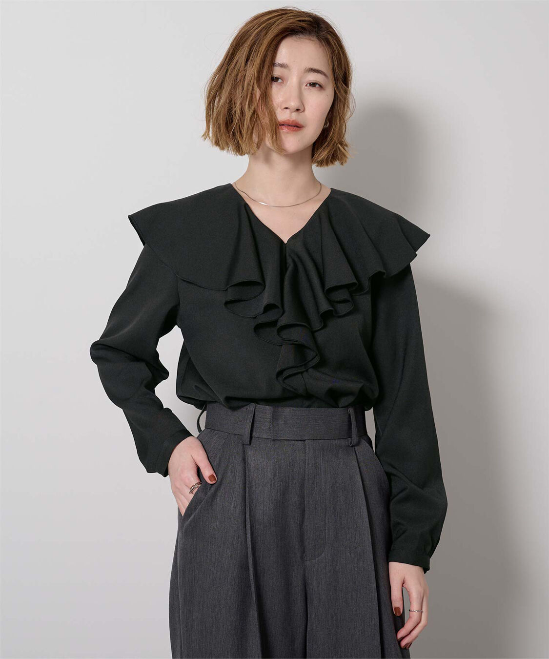 ur's「Vネックラッフルブラウス」|シャツ・ブラウス|