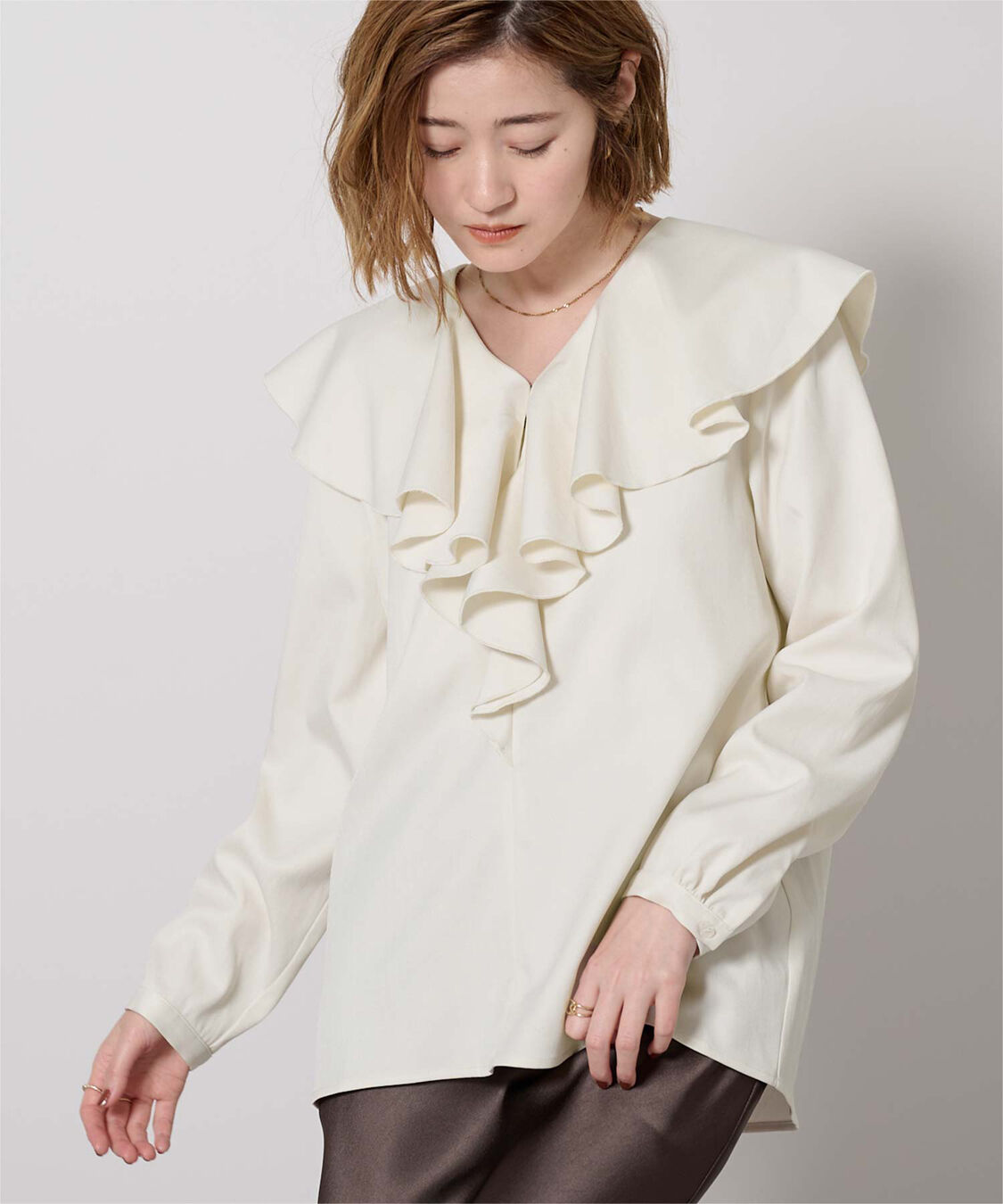 ur's「Vネックラッフルブラウス」|シャツ・ブラウス|アイボリー