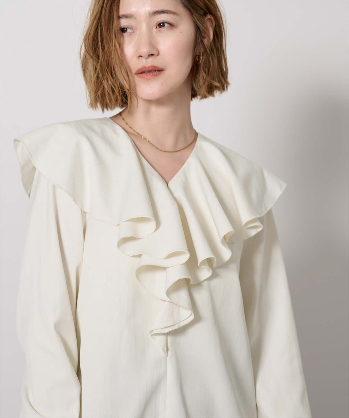 ur's「Vネックラッフルブラウス」|シャツ・ブラウス|