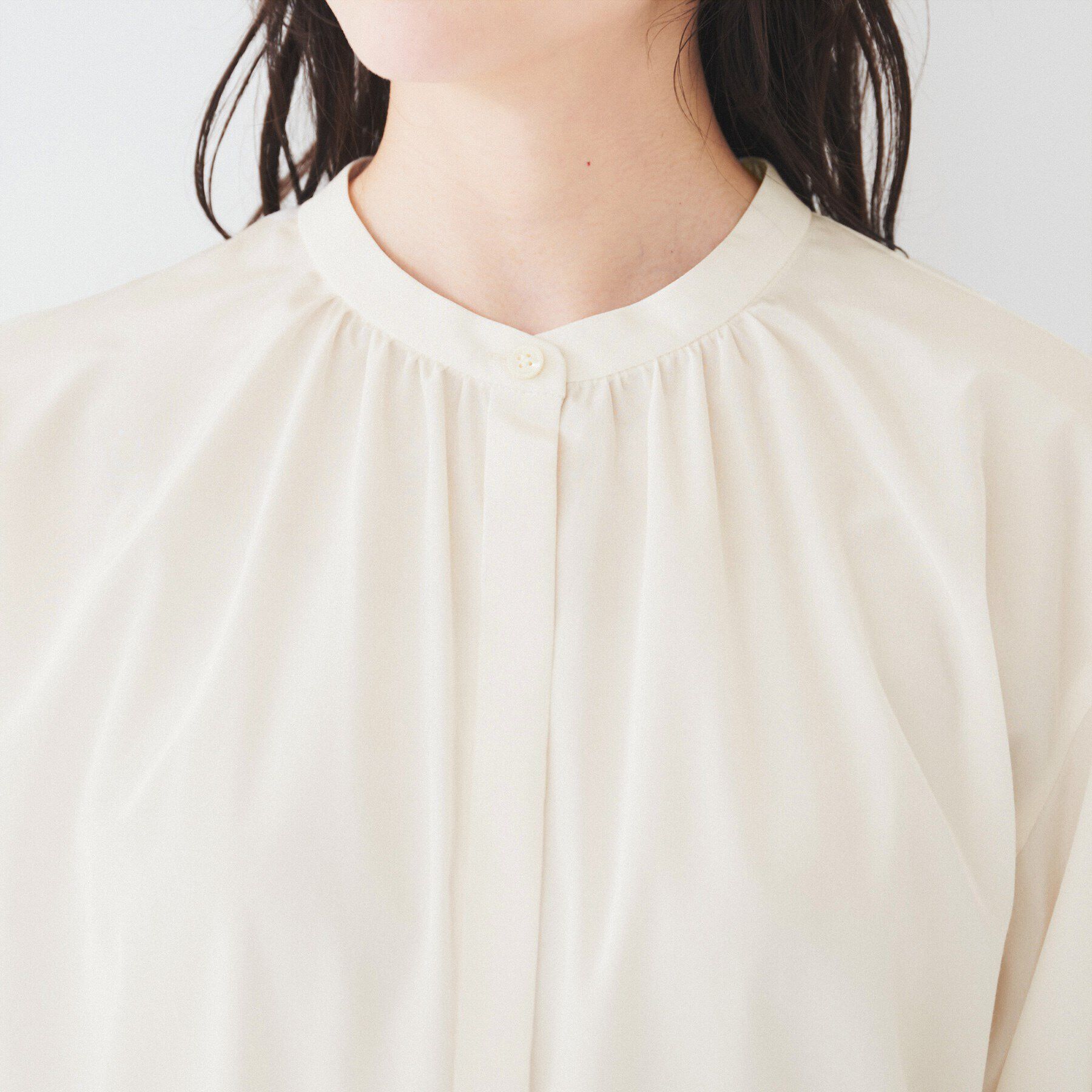 UNTITLED「【光沢感/フリル袖/前開き】バンドカラーギャザーブラウス」|シャツ・ブラウス|