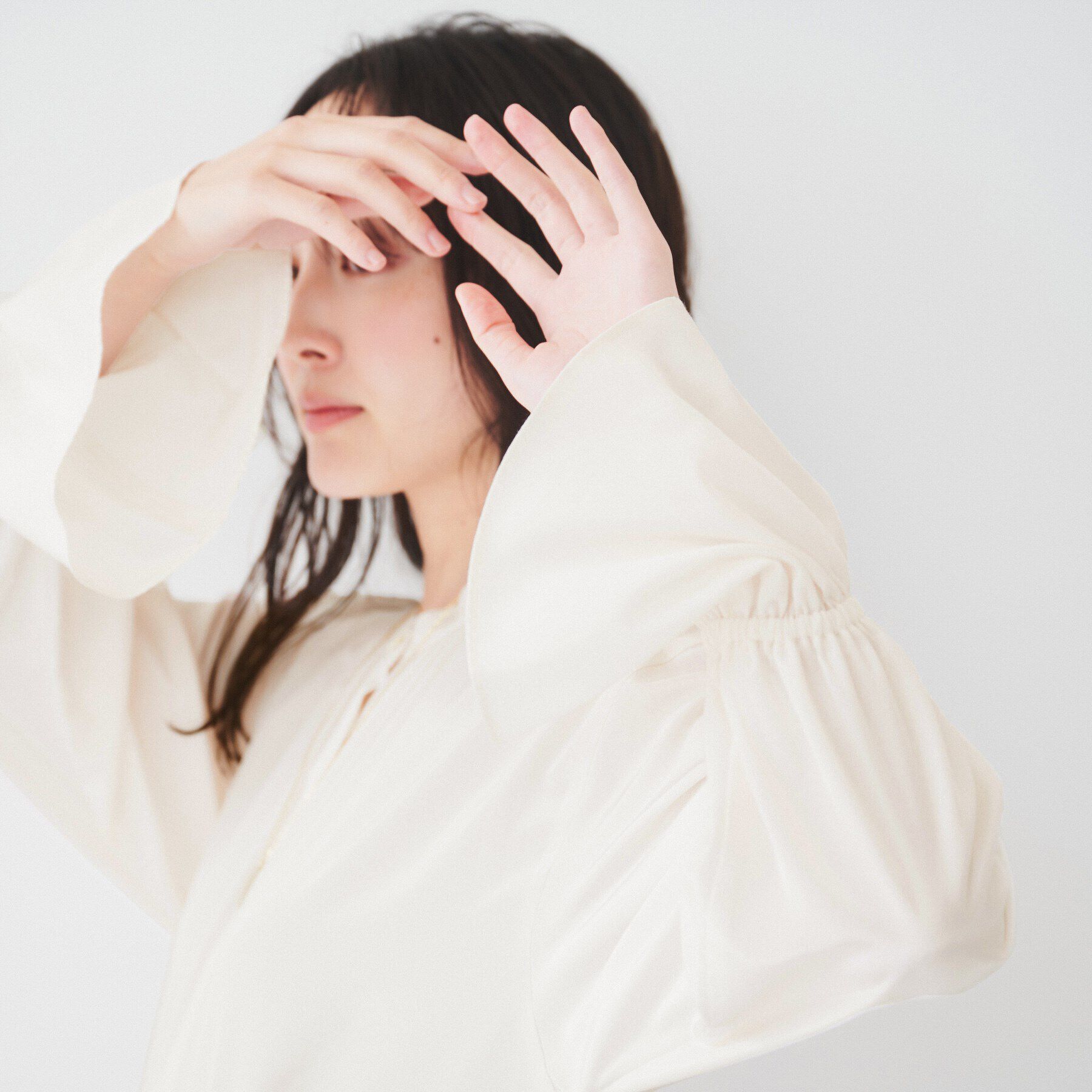 UNTITLED「【光沢感/フリル袖/前開き】バンドカラーギャザーブラウス」|シャツ・ブラウス|