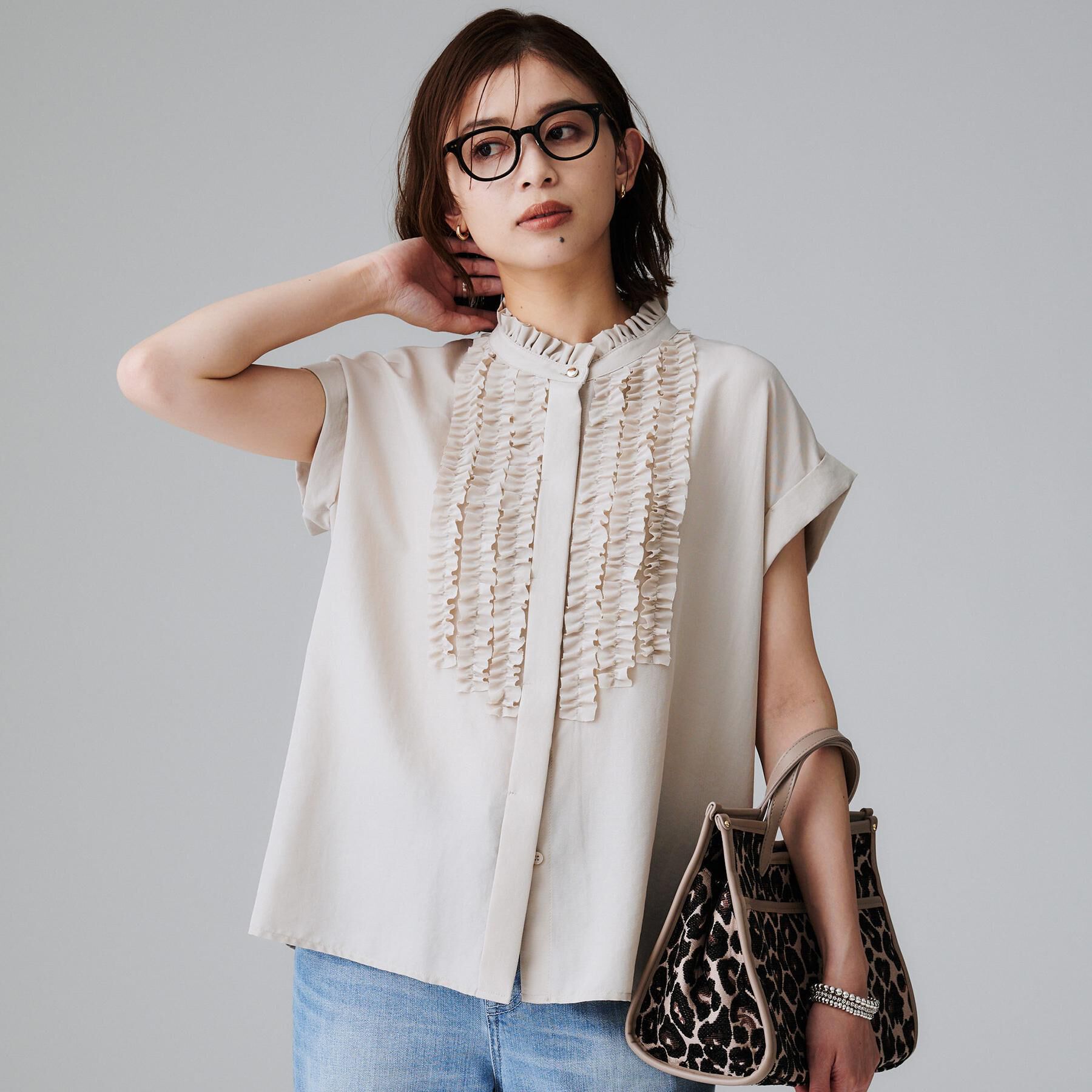 UNTITLED「スタンドネックフリルブラウス【吸水速乾/UVケア】」|シャツ・ブラウス|