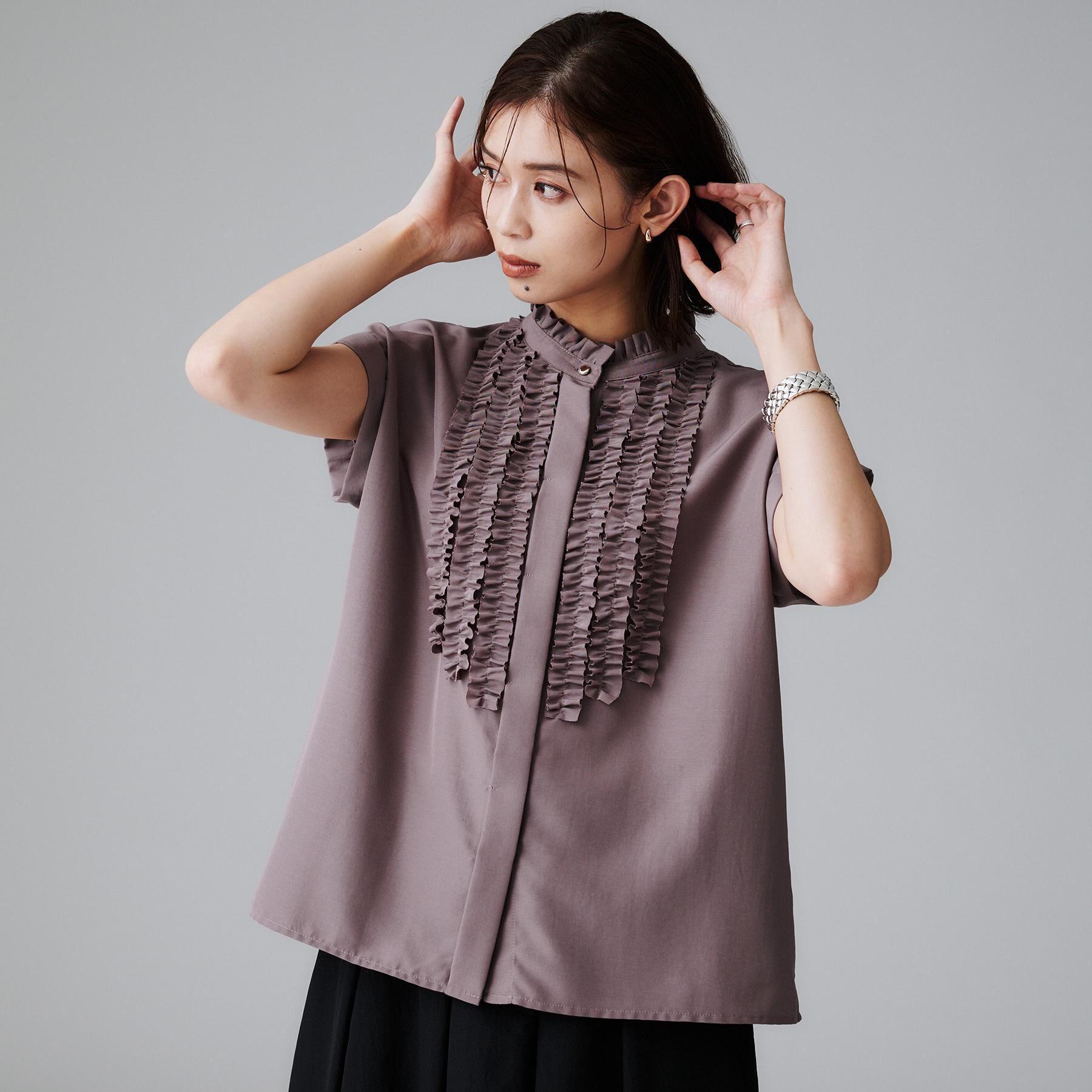 UNTITLED「スタンドネックフリルブラウス【吸水速乾/UVケア】」|シャツ・ブラウス|