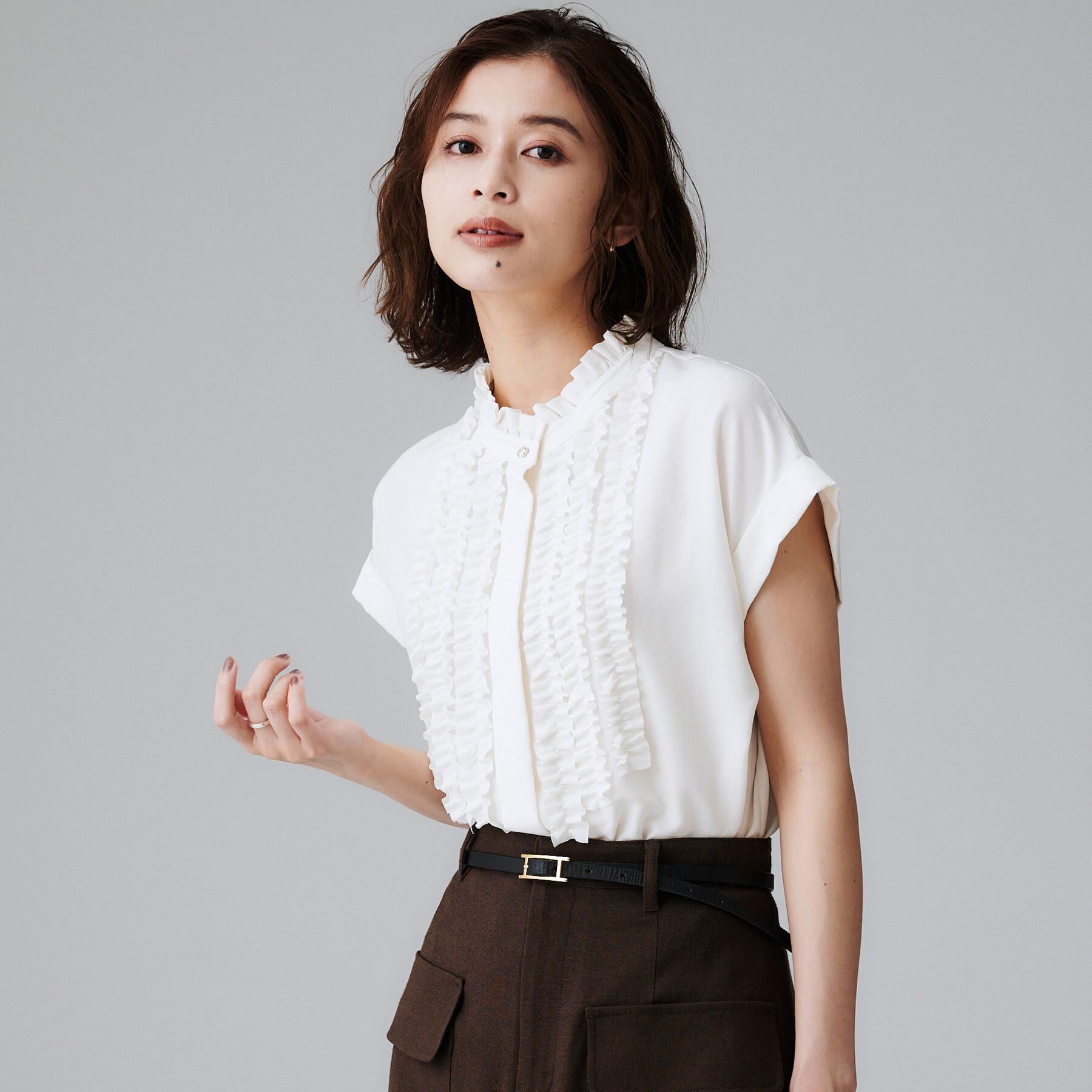 UNTITLED「スタンドネックフリルブラウス【吸水速乾/UVケア】」|シャツ・ブラウス|