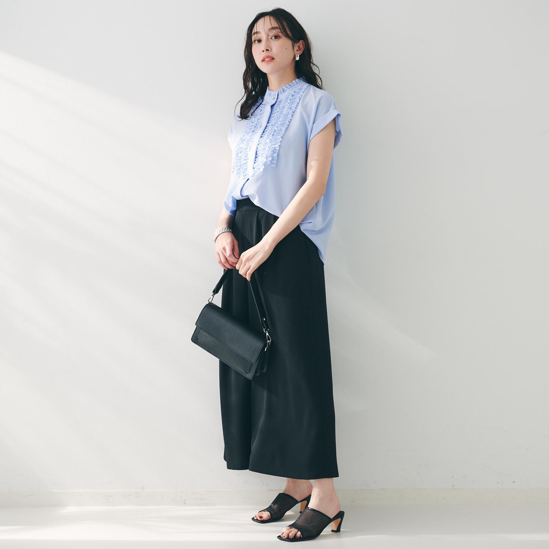 UNTITLED「スタンドネックフリルブラウス【吸水速乾/UVケア】」|シャツ・ブラウス|