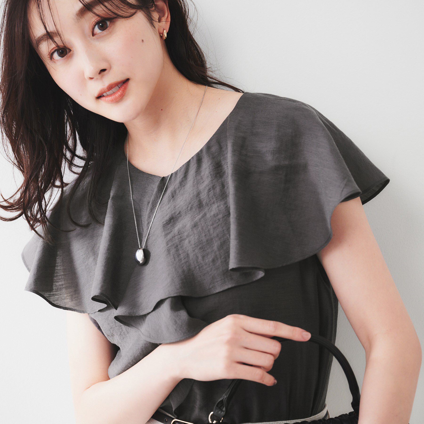 UNTITLED「【きれいめ/洗える/フリル】ラッフルシアーブラウス」|シャツ・ブラウス|チャコールグレー(0