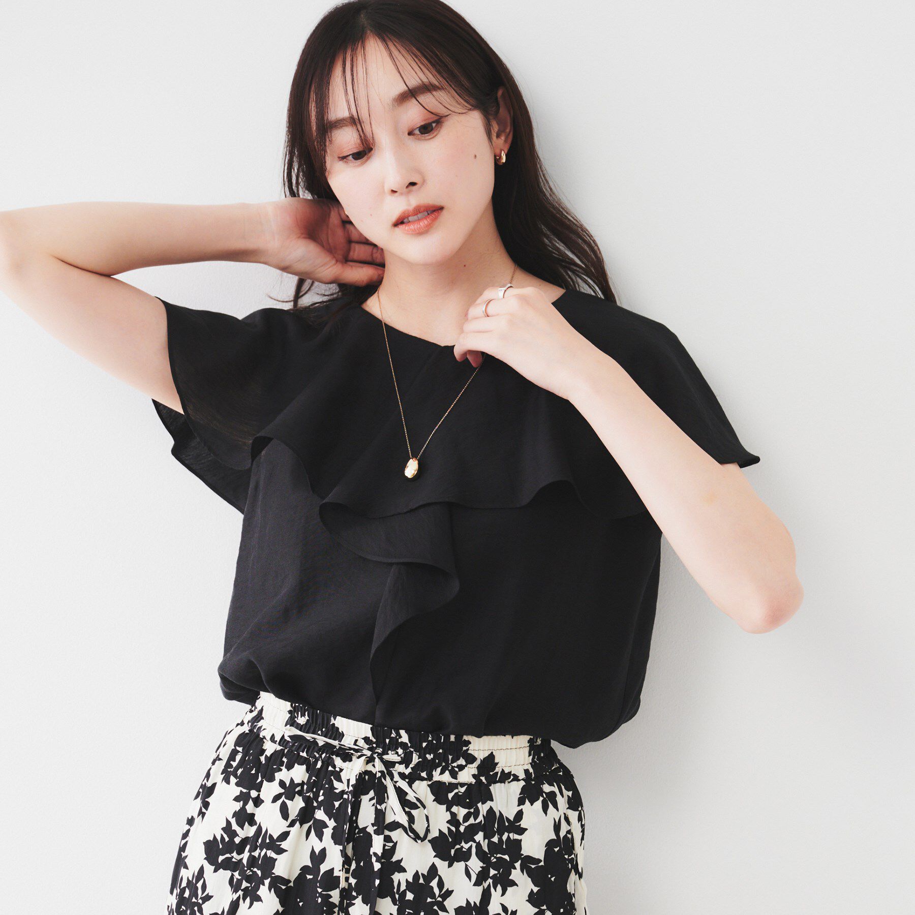 UNTITLED「【きれいめ/洗える/フリル】ラッフルシアーブラウス」|シャツ・ブラウス|ブラック(019)