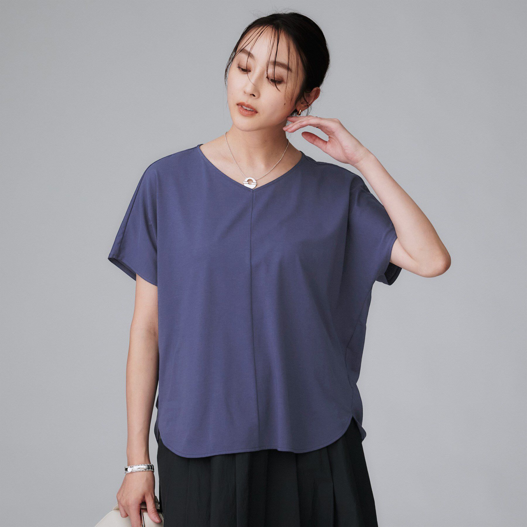 UNTITLED「【接触冷感/洗える】Vネックコットンプルオーバー」|Tシャツ・カットソー|ブルー(093)