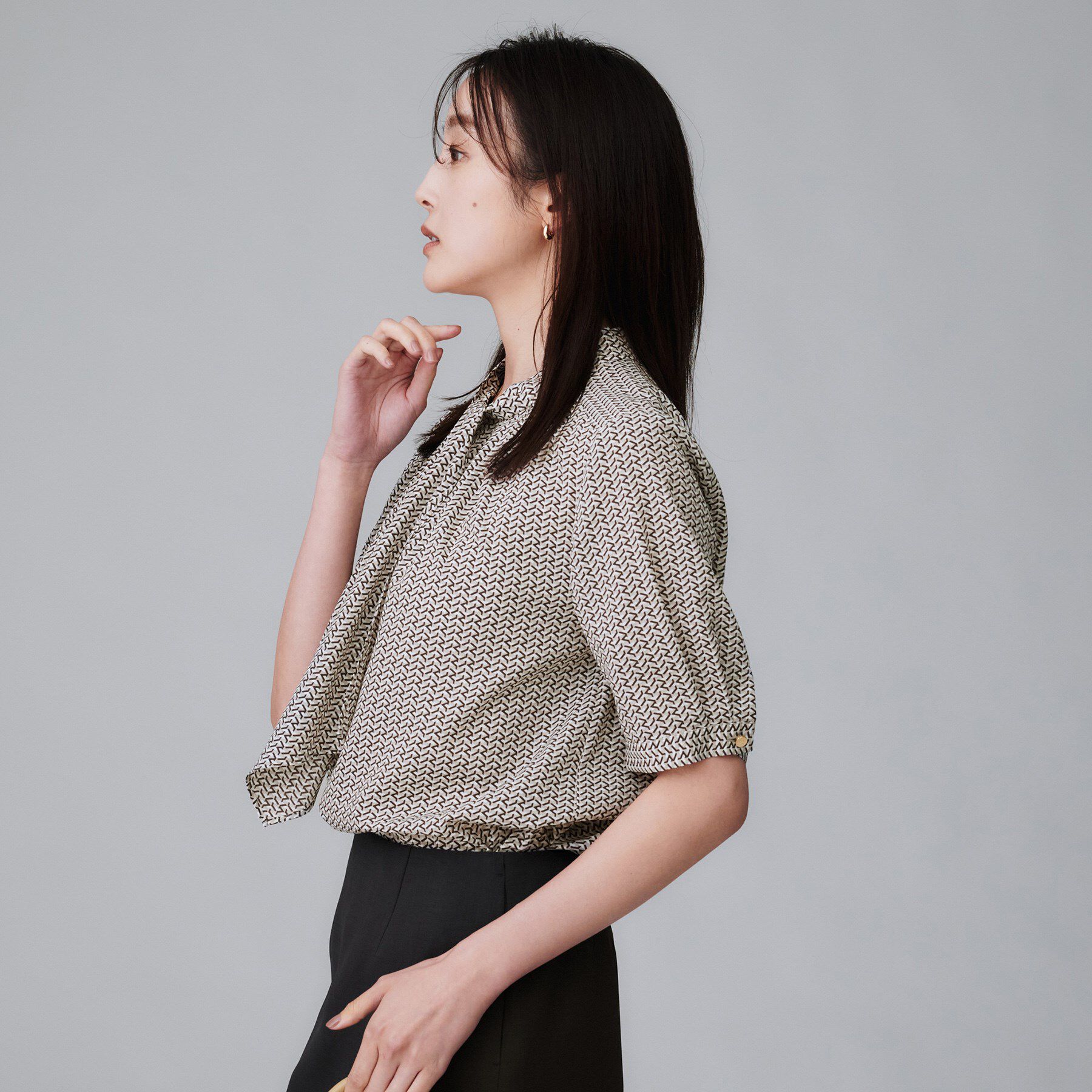 UNTITLED「【通勤/オフィス】ジオメ柄ボウタイブラウス」|シャツ・ブラウス|