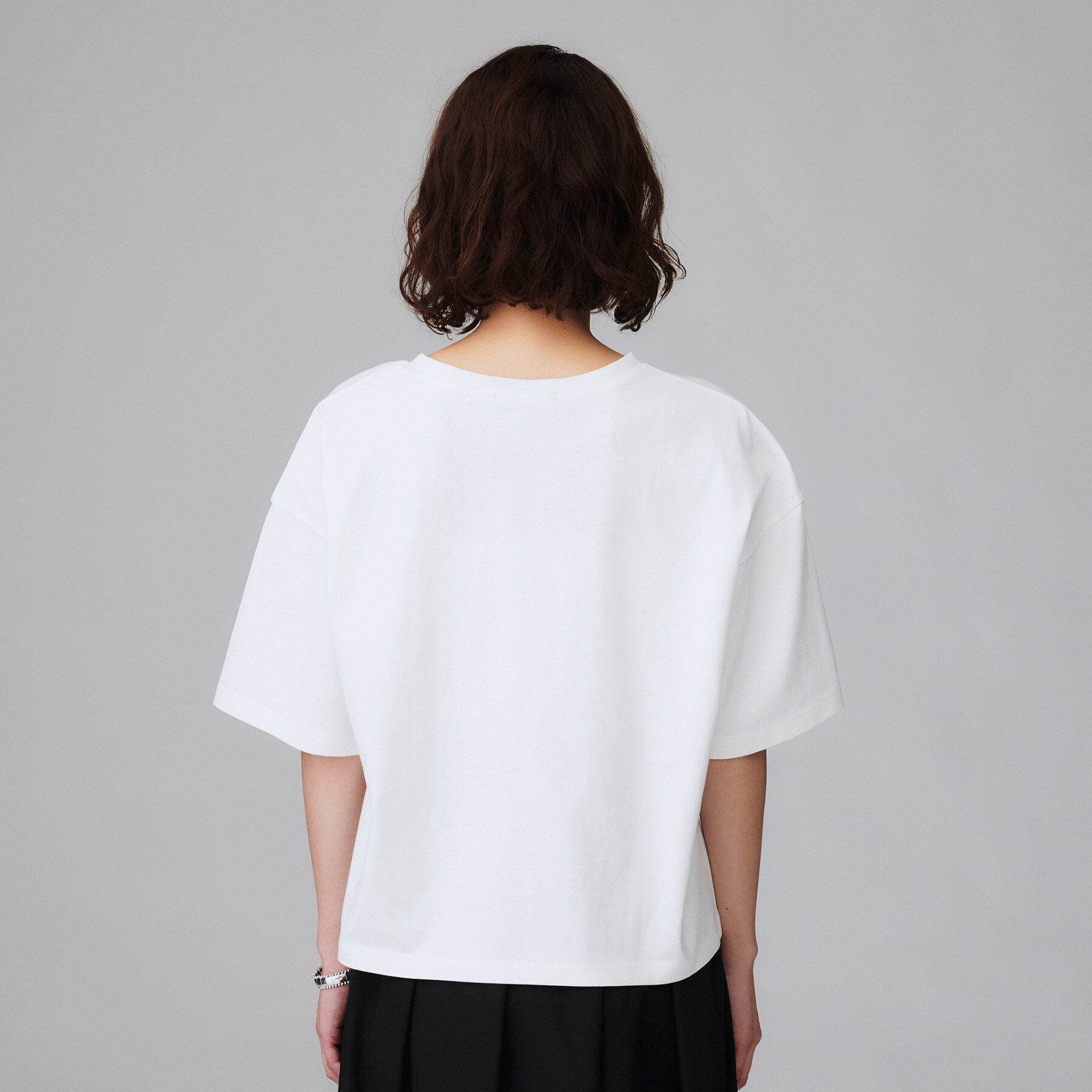 UNTITLED「【コットン100/ゆったり/ショート丈/洗える】ベロアロゴTシャツ」|Tシャツ・カットソー|