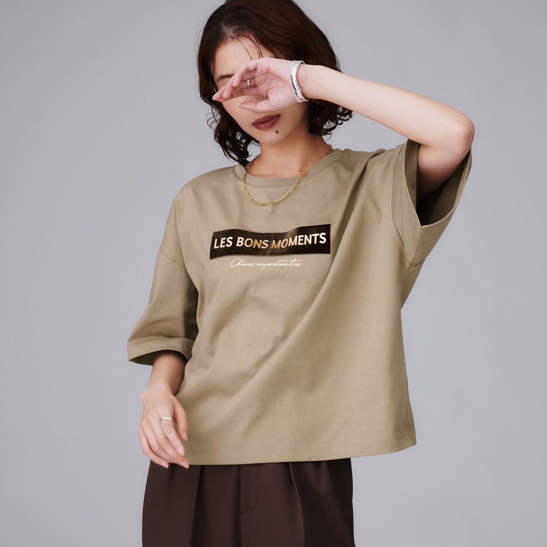 UNTITLED「【コットン100/ゆったり/ショート丈/洗える】ベロアロゴTシャツ」|Tシャツ・カットソー|ベージュ(152)