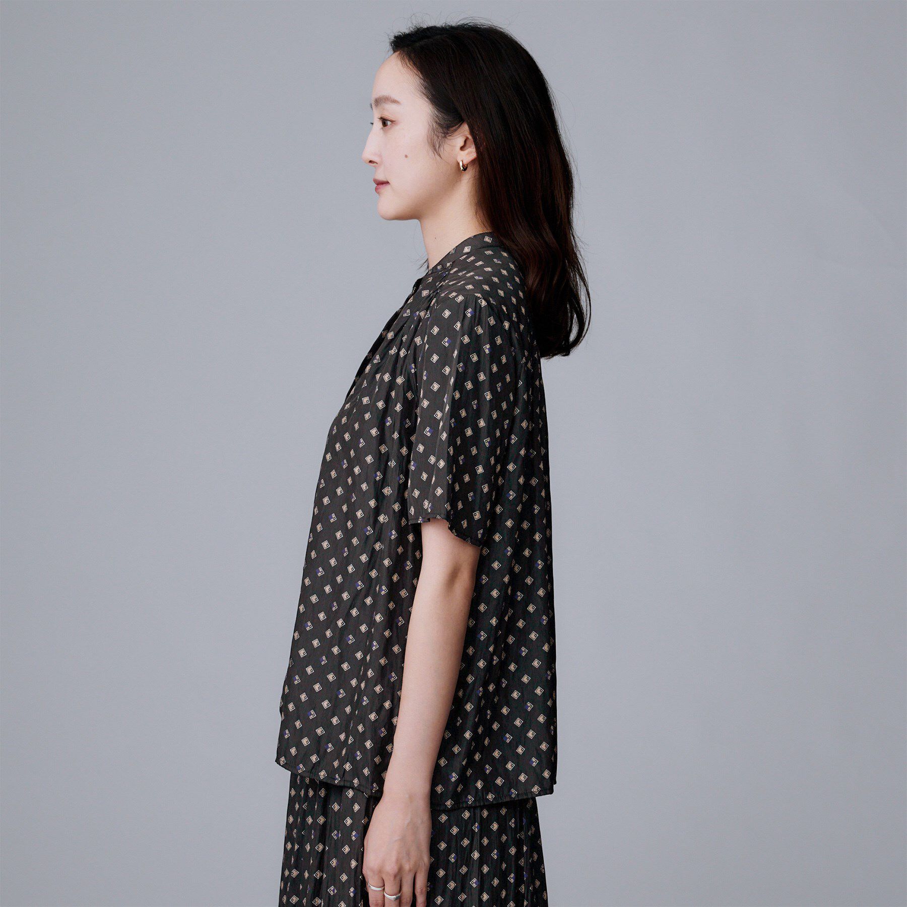 UNTITLED「【セットアップ可/リラクシー/通勤】スクエアジオメ柄ブラウス」|シャツ・ブラウス|