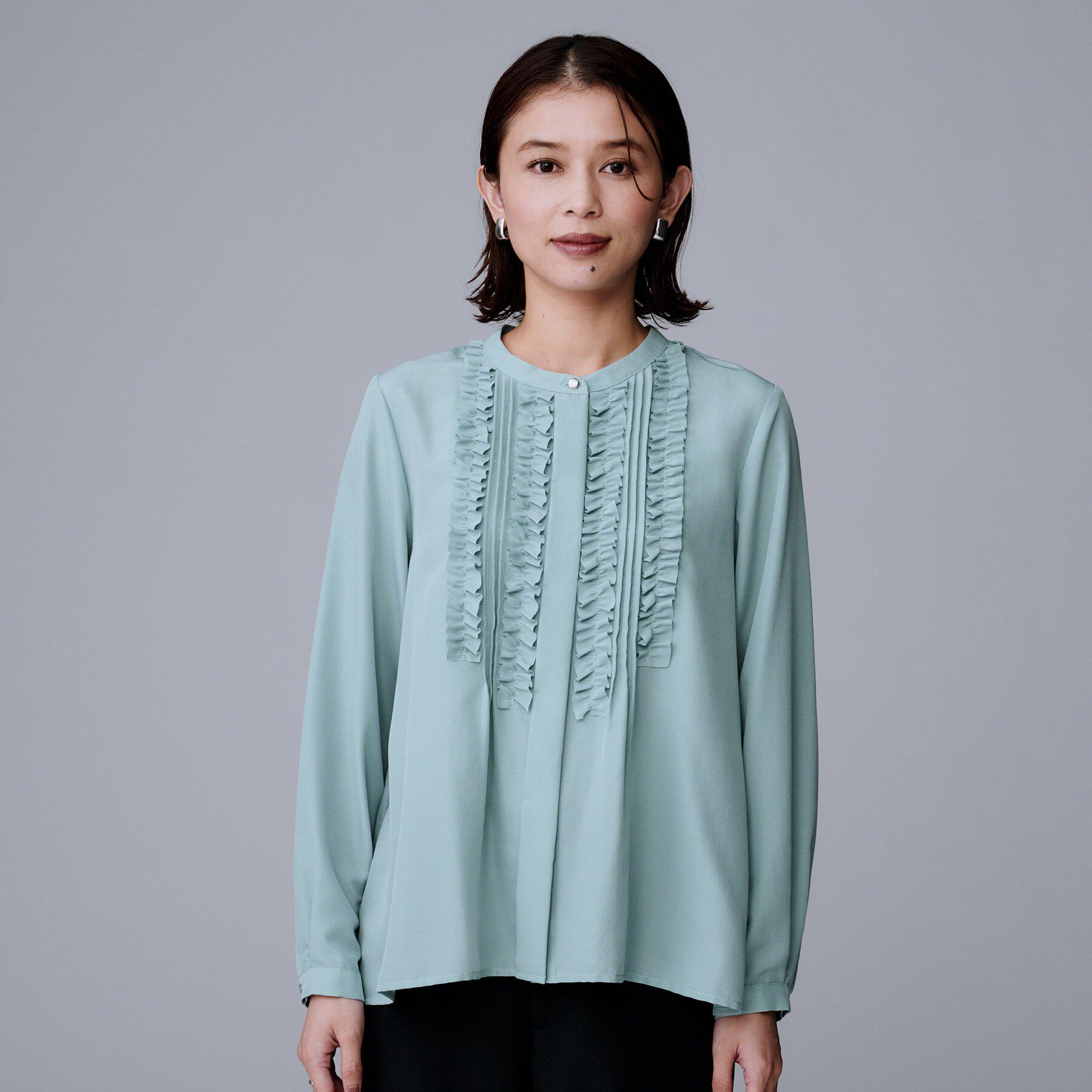 UNTITLED「【1枚で着映え/オンオフ着回し】フリルサテンブラウス」|シャツ・ブラウス|