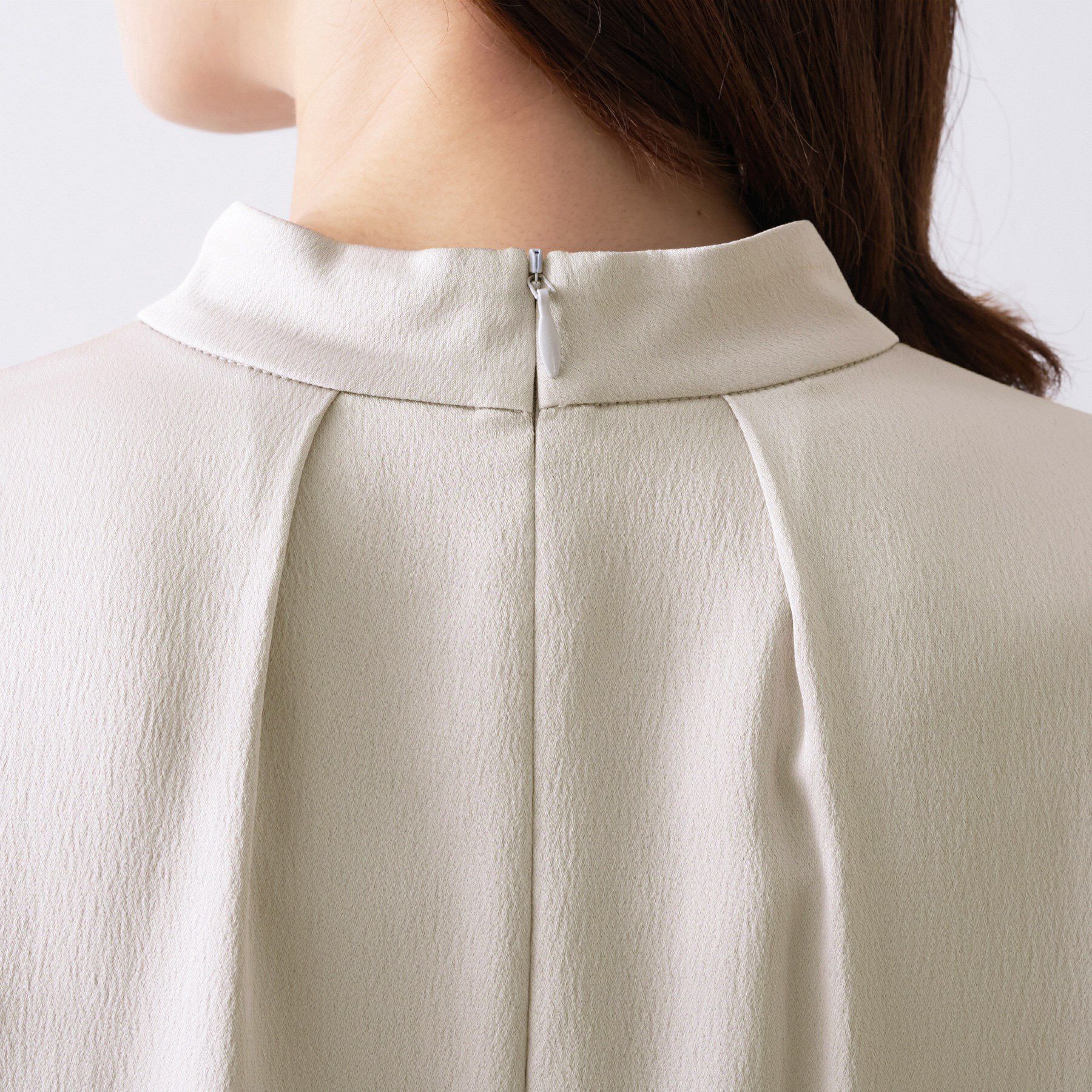 UNTITLED「【きれいめ/お仕事着】サテンドレープブラウス」|シャツ・ブラウス|