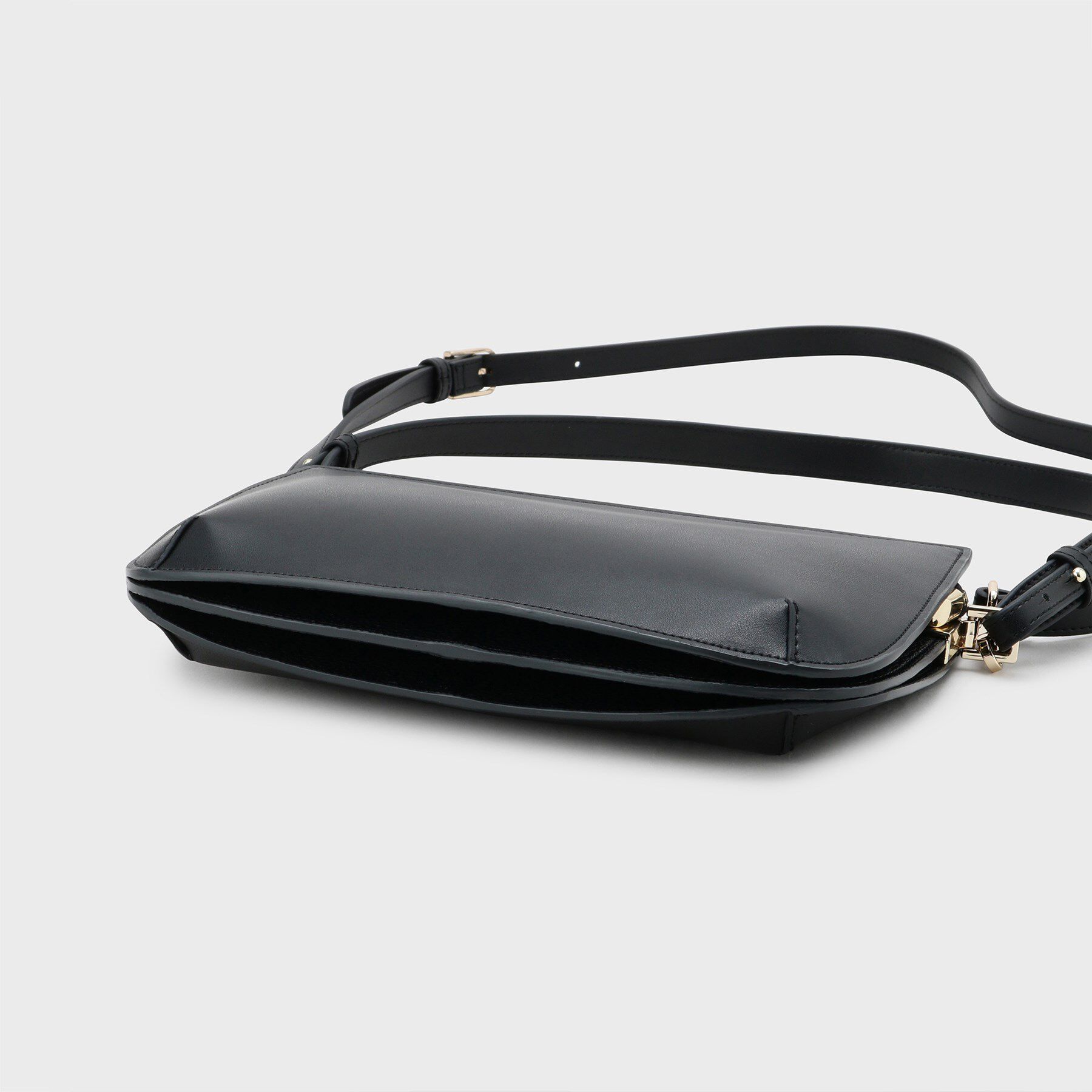 UNTITLED「スプリットレザーフラットショルダー」|ショルダー・メッセンジャー|