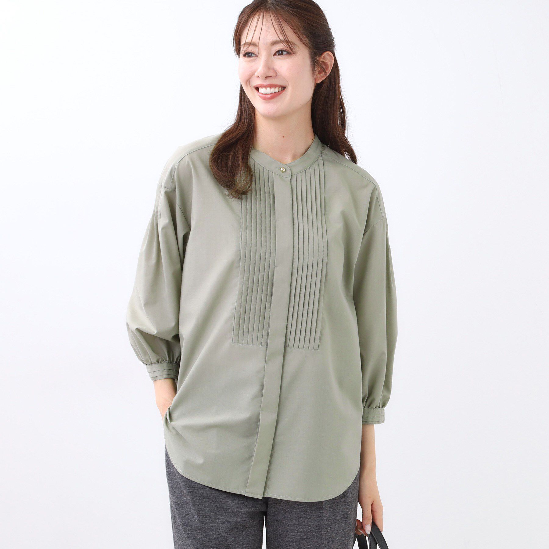 Reflect「【程よいゆとり感／体型カバー】ピンタックデザインシャンブレーブラウス」|シャツ・ブラウス|オリーブグリーン(0