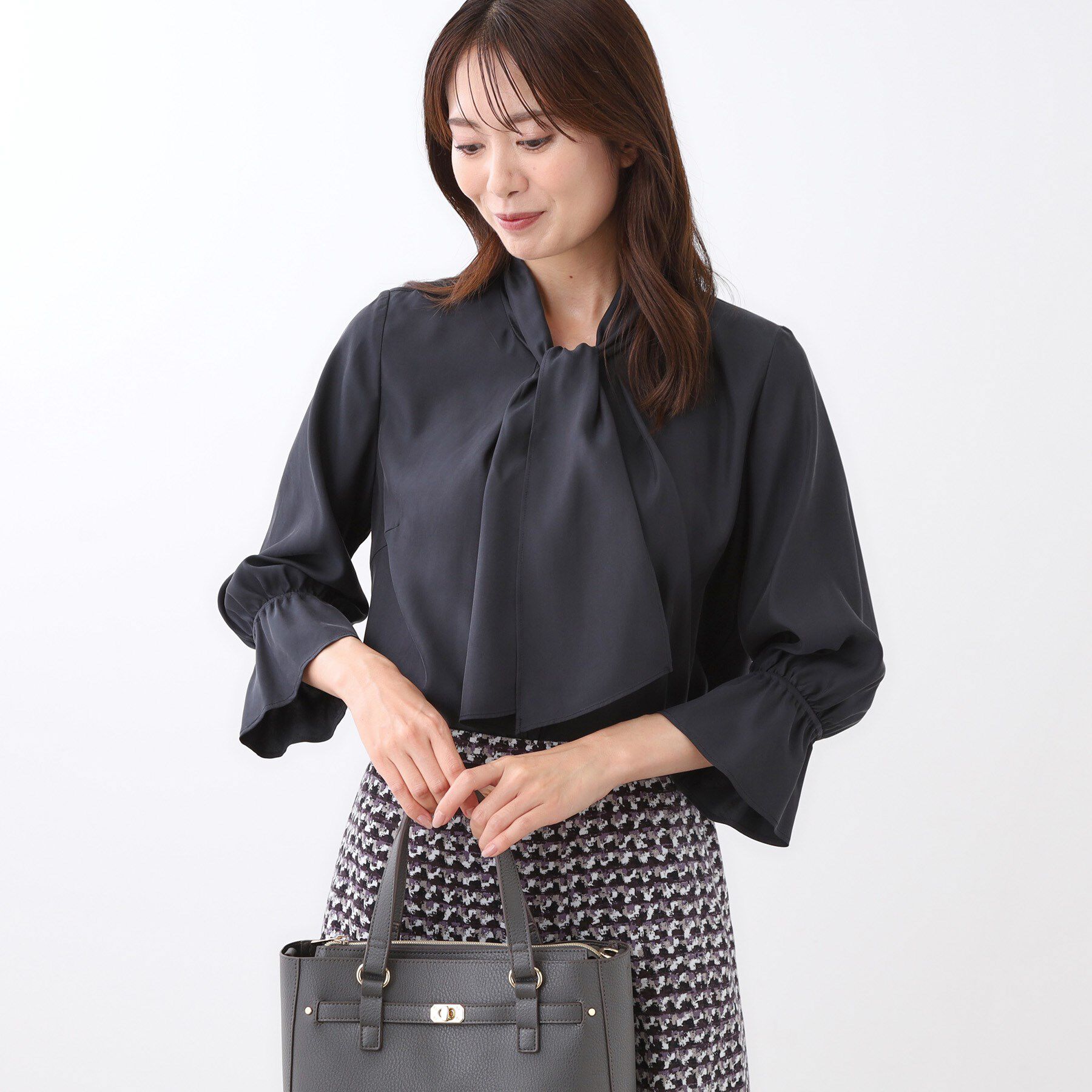 Reflect「【キレイめスタイル／通勤におすすめ◎】ボウタイシャンブレーカラーブラウス」|シャツ・ブラウス|