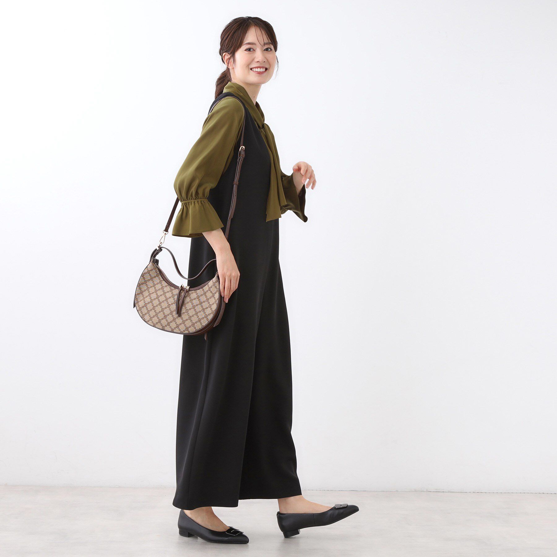 Reflect「【キレイめスタイル／通勤におすすめ◎】ボウタイシャンブレーカラーブラウス」|シャツ・ブラウス|