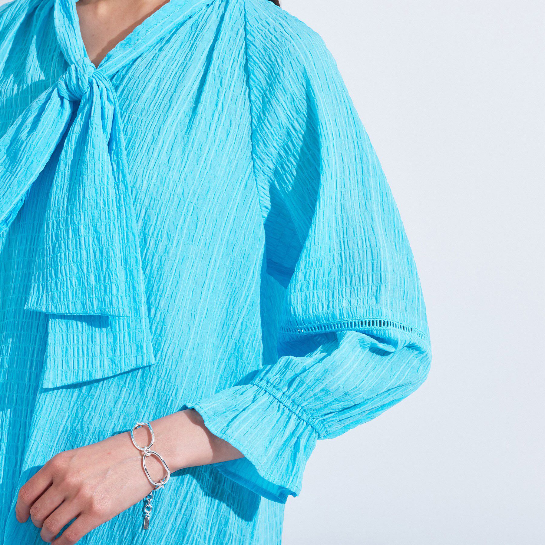 INDIVI「【洗える／シャーリング素材】ボリューム袖エアリーブラウス」|シャツ・ブラウス|