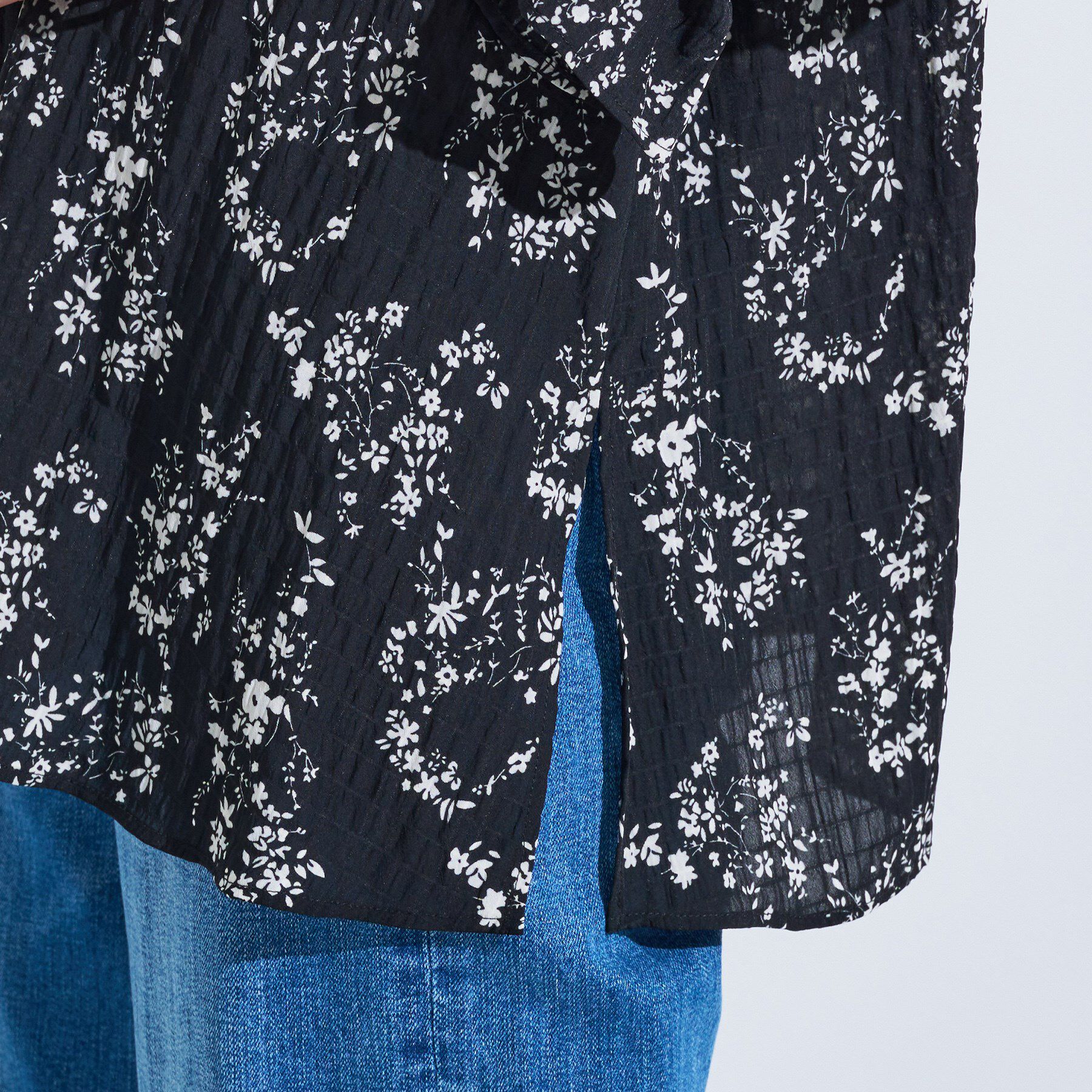 INDIVI「【モノトーン小花柄／シャーリング素材】ボリューム袖エアリーブラウス」|シャツ・ブラウス|