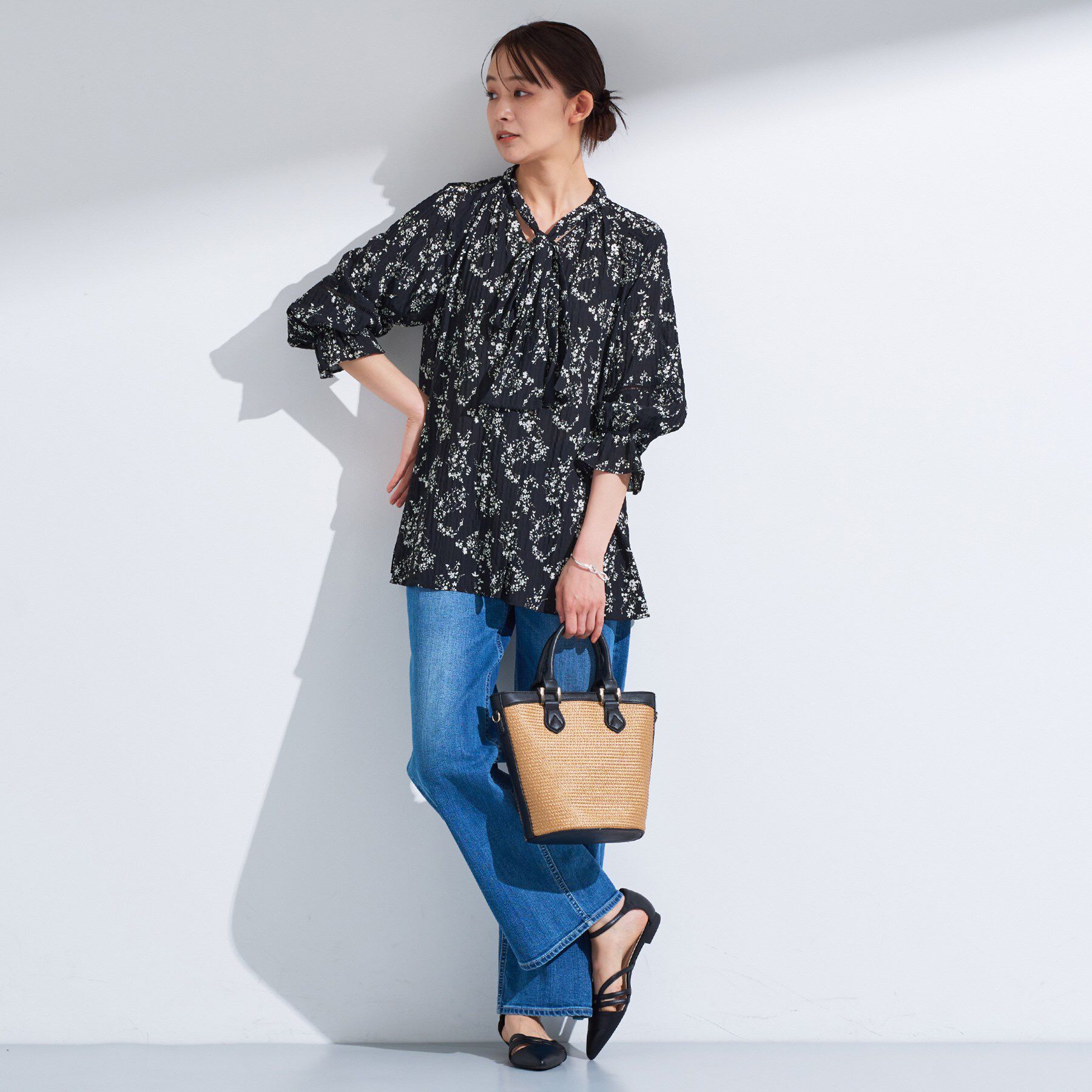 INDIVI「【モノトーン小花柄／シャーリング素材】ボリューム袖エアリーブラウス」|シャツ・ブラウス|