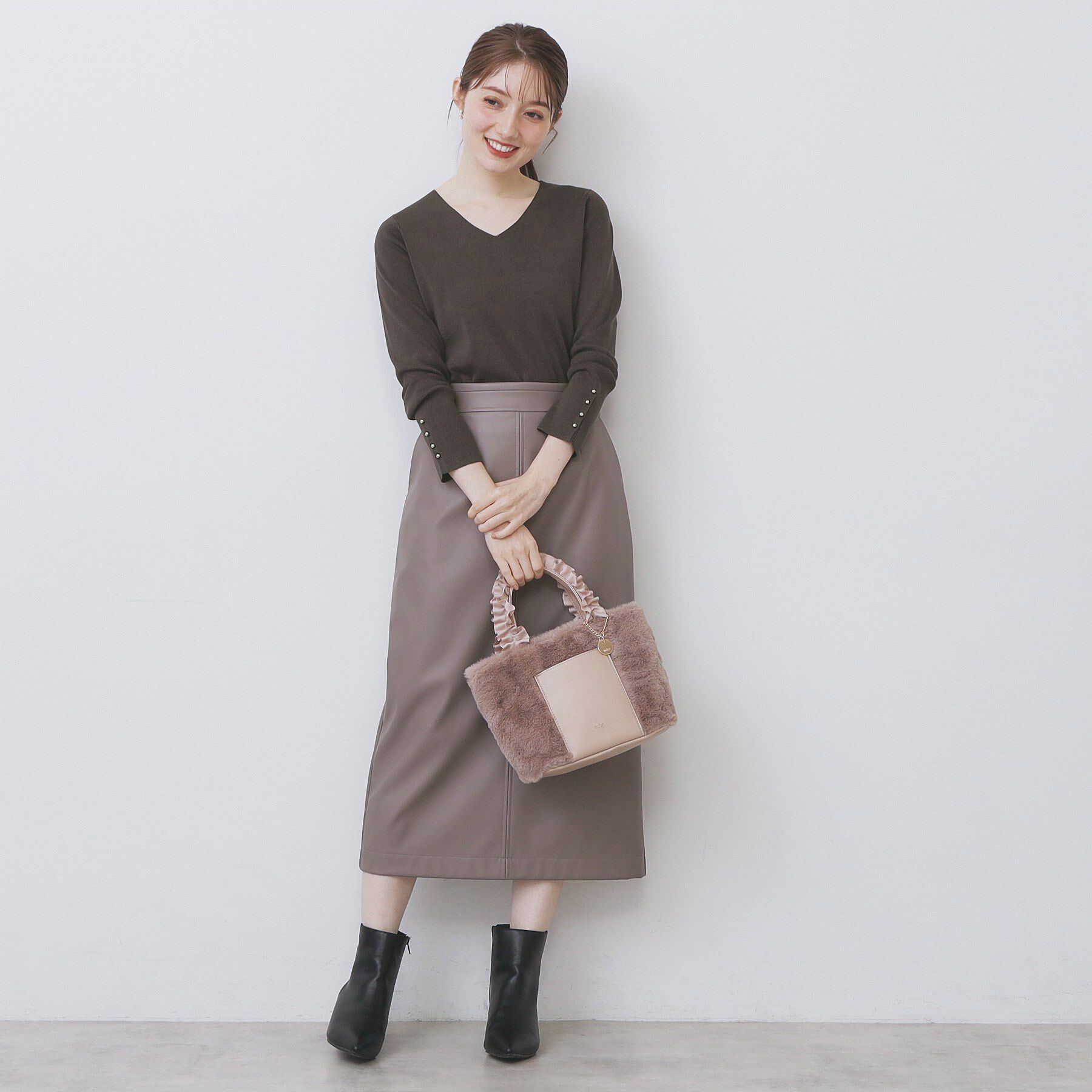 index「ゴールドボタンVネックニット【洗濯機OK】《6col》」|ニット・セーター|