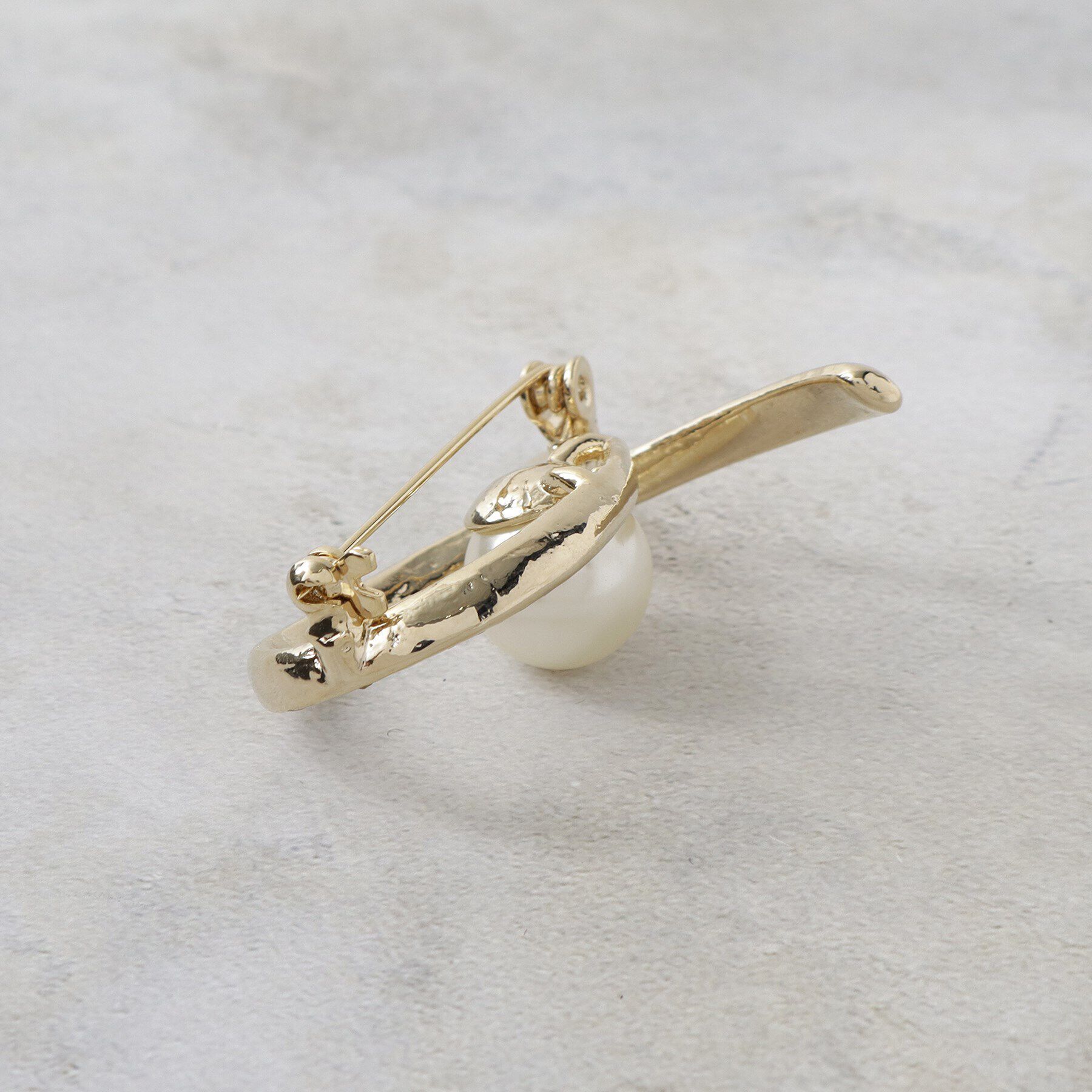 OPAQUE.CLIP「フェイクパール&times;ビジューラインブローチ」|ブローチ・コサージュ|