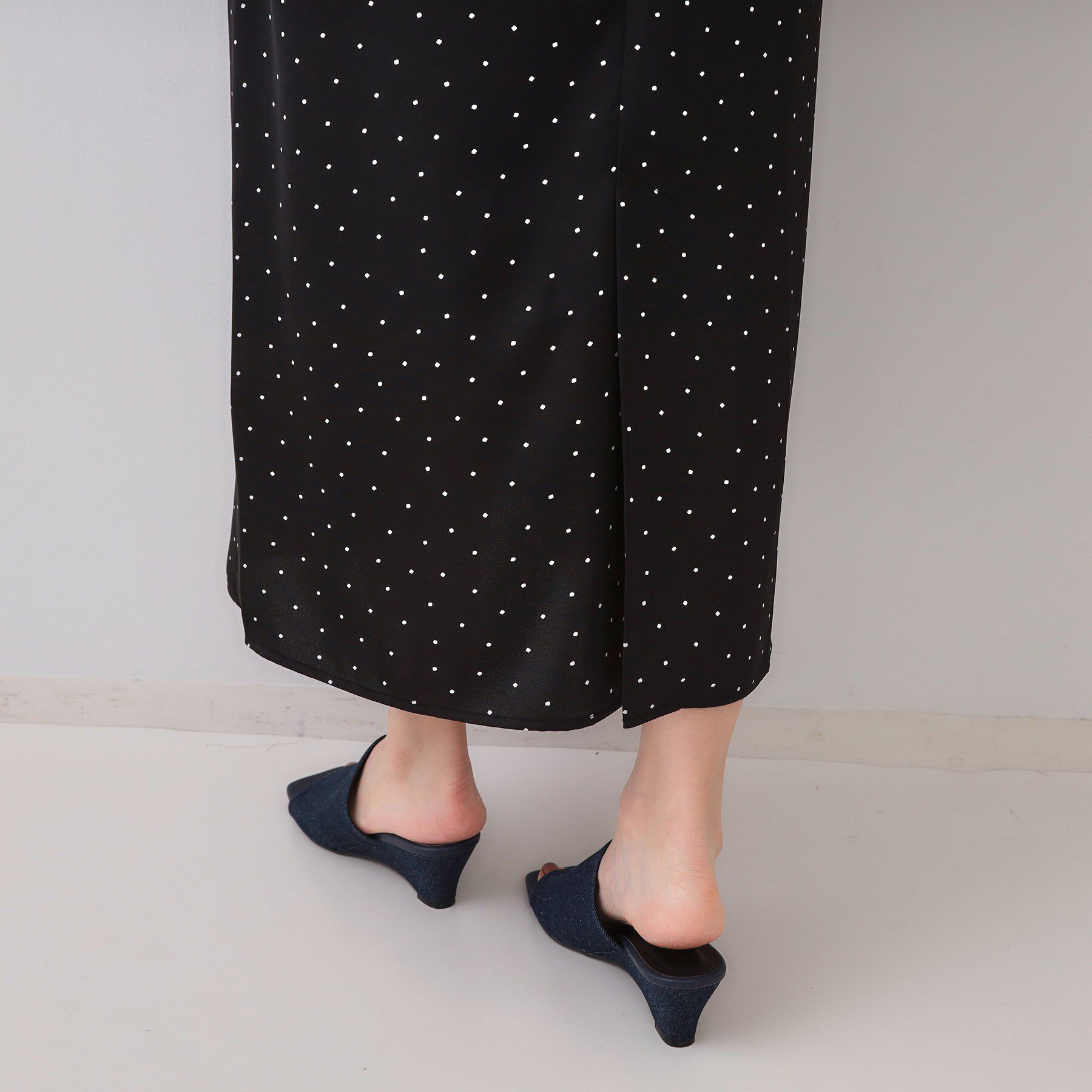 OPAQUE.CLIP「ランダムドット サテンキャミワンピース【洗濯機洗い可】」|ワンピース|