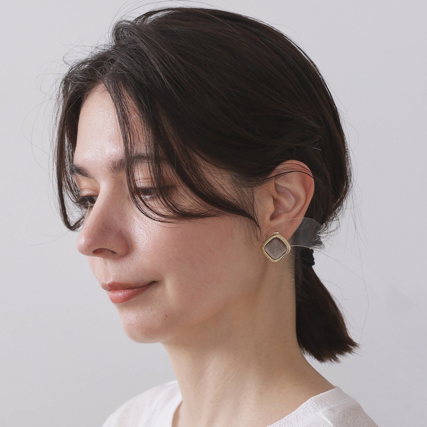 OPAQUE.CLIP「ベロア&times;ゴールドメタル縁取りスクエアピアス」|ピアス|