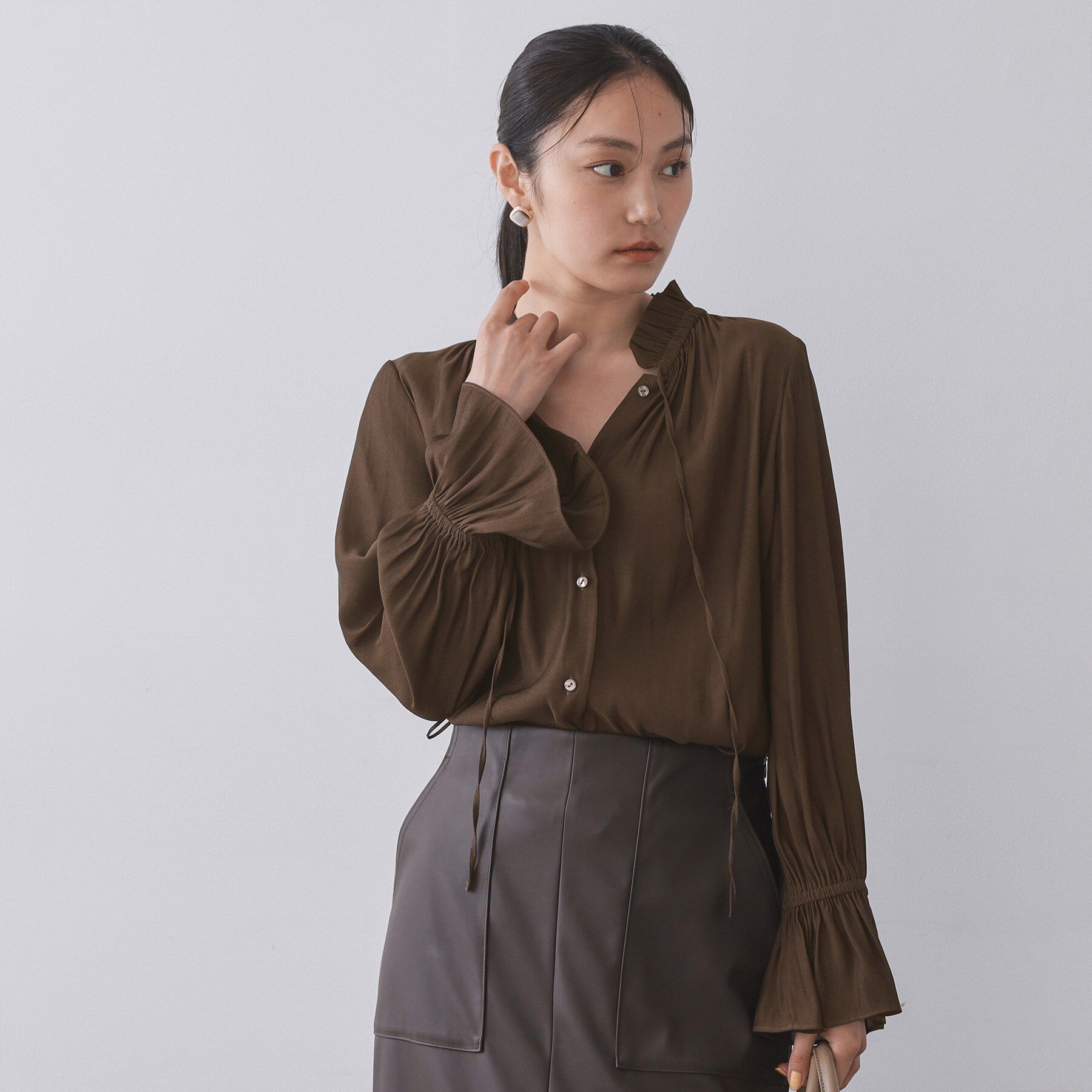OPAQUE.CLIP「フリルカラーブラウス【洗濯機OK】」|シャツ・ブラウス|ブラウン(044)