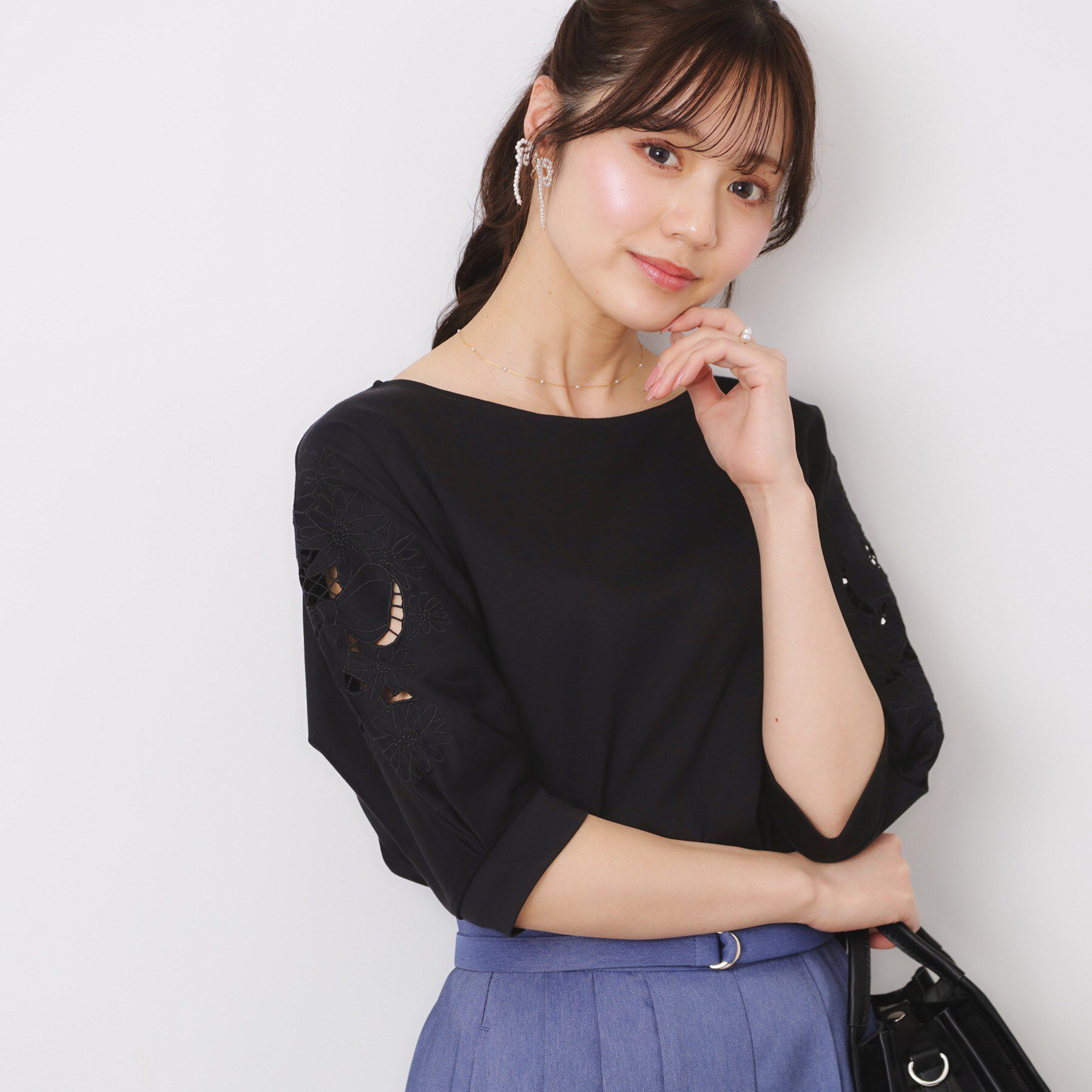 Couture broach「【接触冷感・洗える・UV機能付き・二の腕カバー】デイジー＆リボン エンブロドルマントップス」|Tシャツ・カットソー|