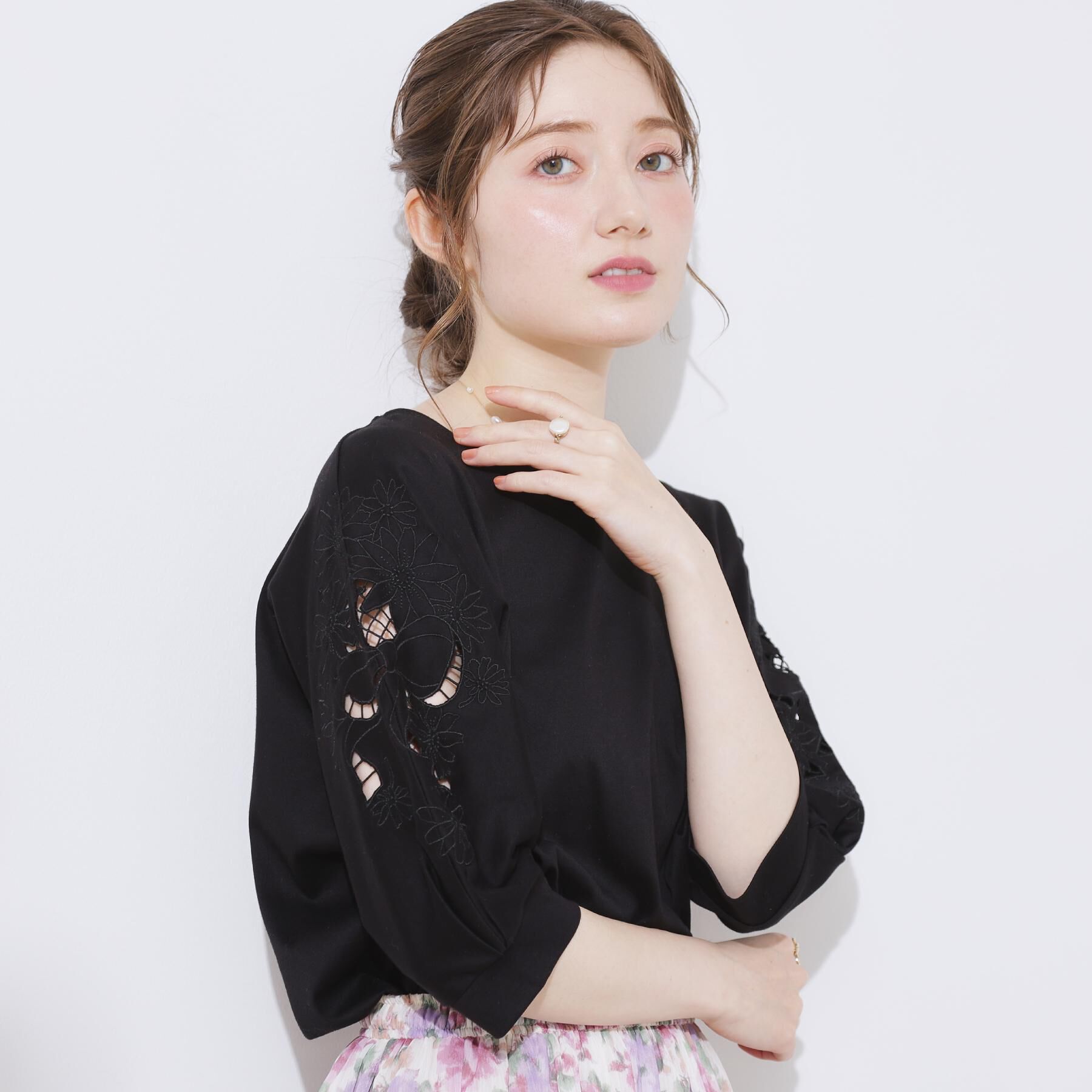 Couture broach「【接触冷感・洗える・UV機能付き・二の腕カバー】デイジー＆リボン エンブロドルマントップス」|Tシャツ・カットソー|