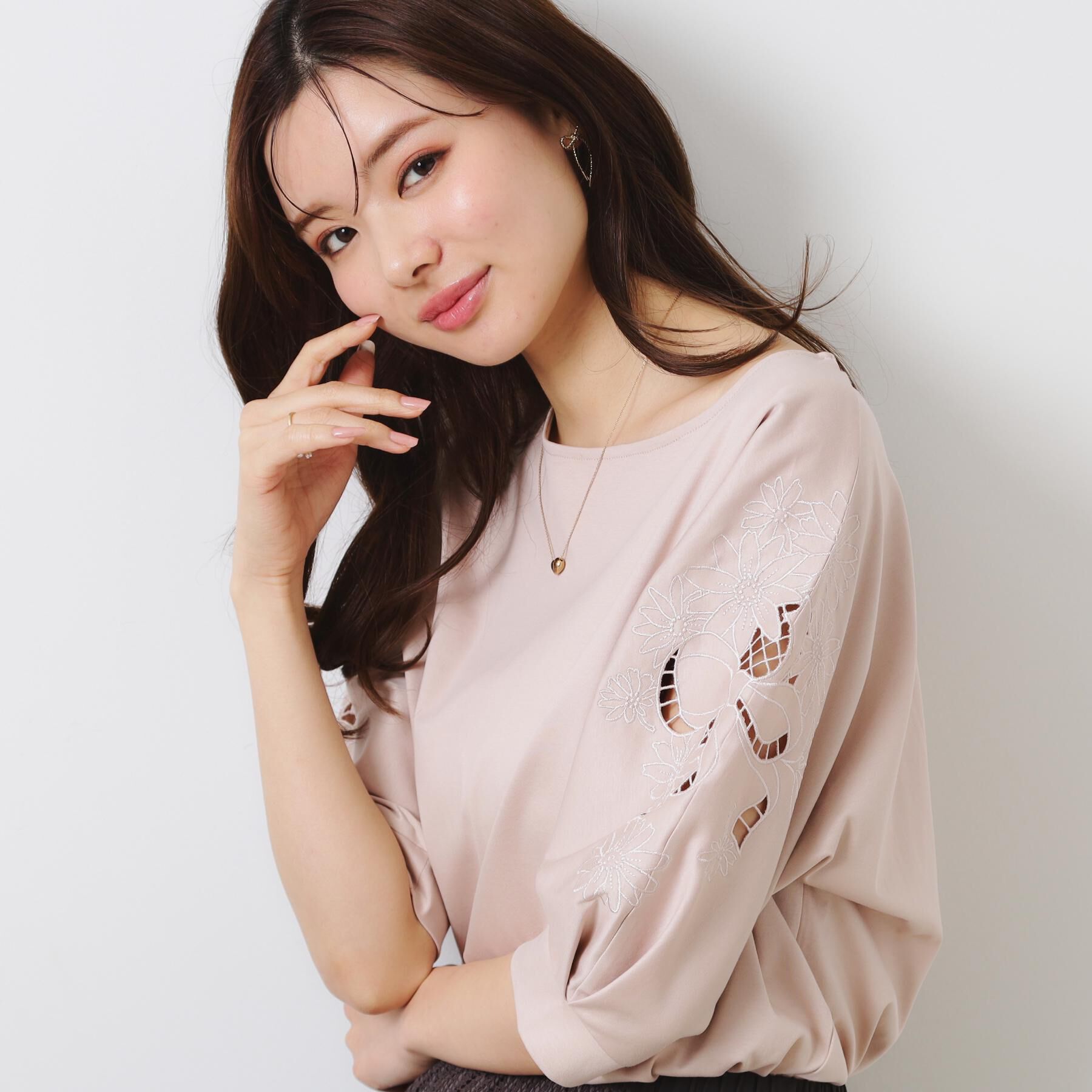 Couture broach「【接触冷感・洗える・UV機能付き・二の腕カバー】デイジー＆リボン エンブロドルマントップス」|Tシャツ・カットソー|