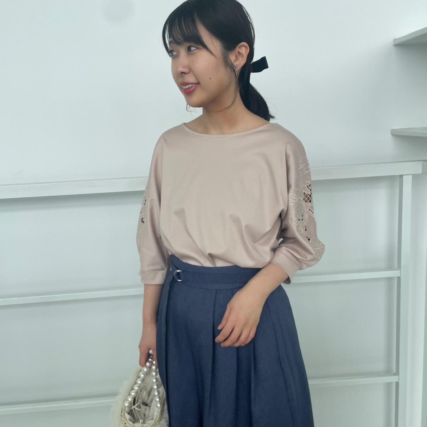 Couture broach「【接触冷感・洗える・UV機能付き・二の腕カバー】デイジー＆リボン エンブロドルマントップス」|Tシャツ・カットソー|