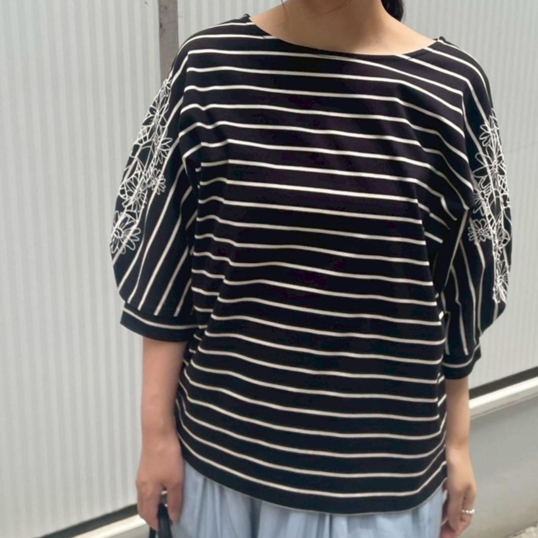 Couture broach「【接触冷感・洗える・UV機能付き・二の腕カバー】デイジー＆リボン エンブロドルマントップス」|Tシャツ・カットソー|