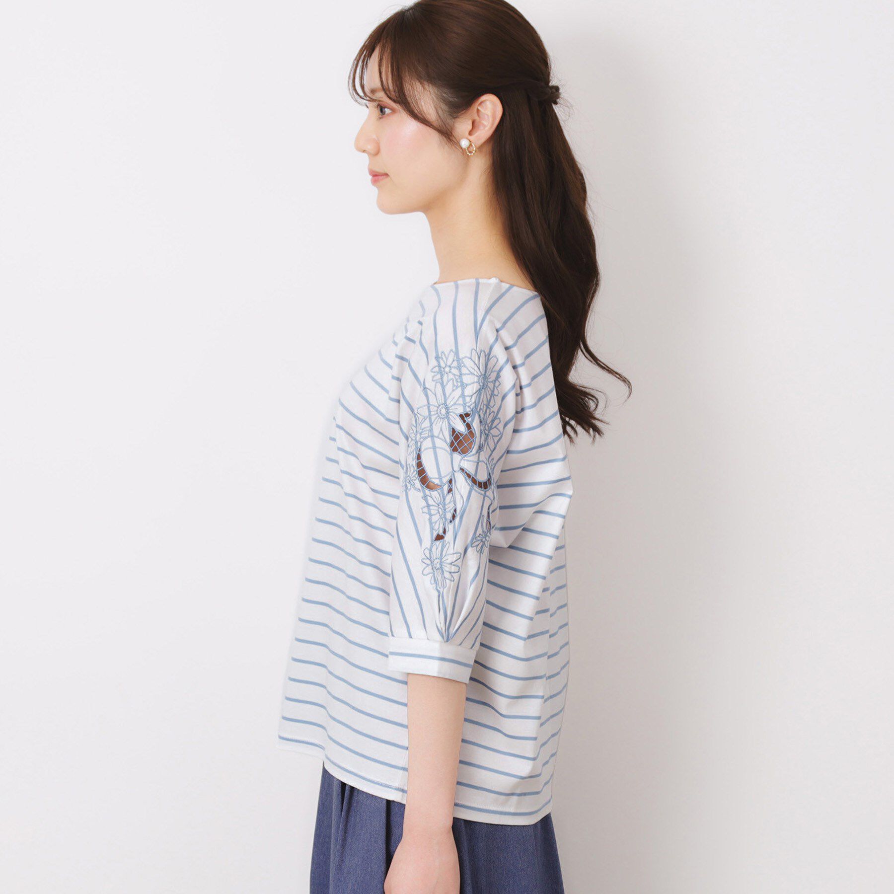 Couture broach「【接触冷感・洗える・UV機能付き・二の腕カバー】デイジー＆リボン エンブロドルマントップス」|Tシャツ・カットソー|