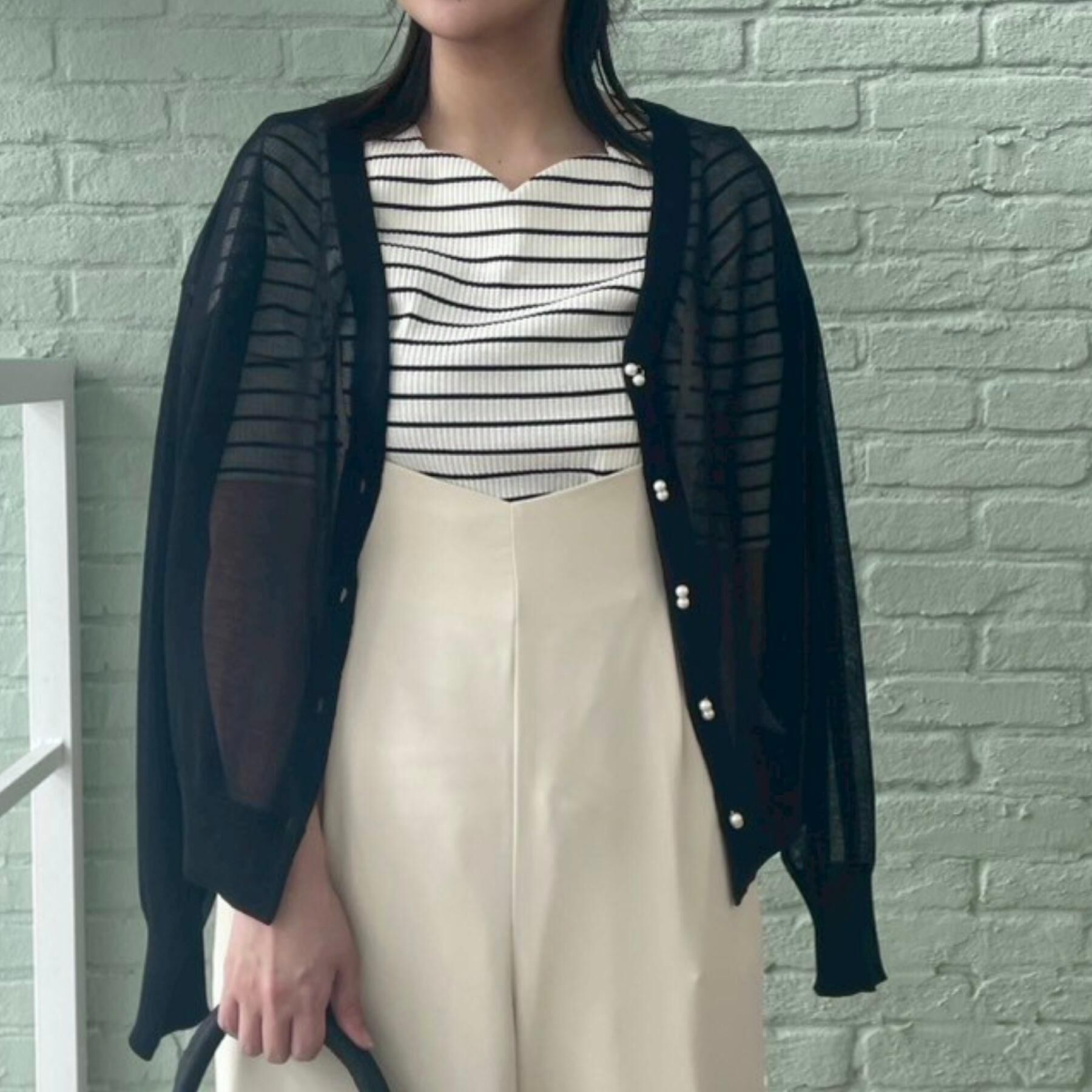 Couture broach「【上品な透け感・通勤】ダブルパール調釦シアーカーディガン」|カーディガン|