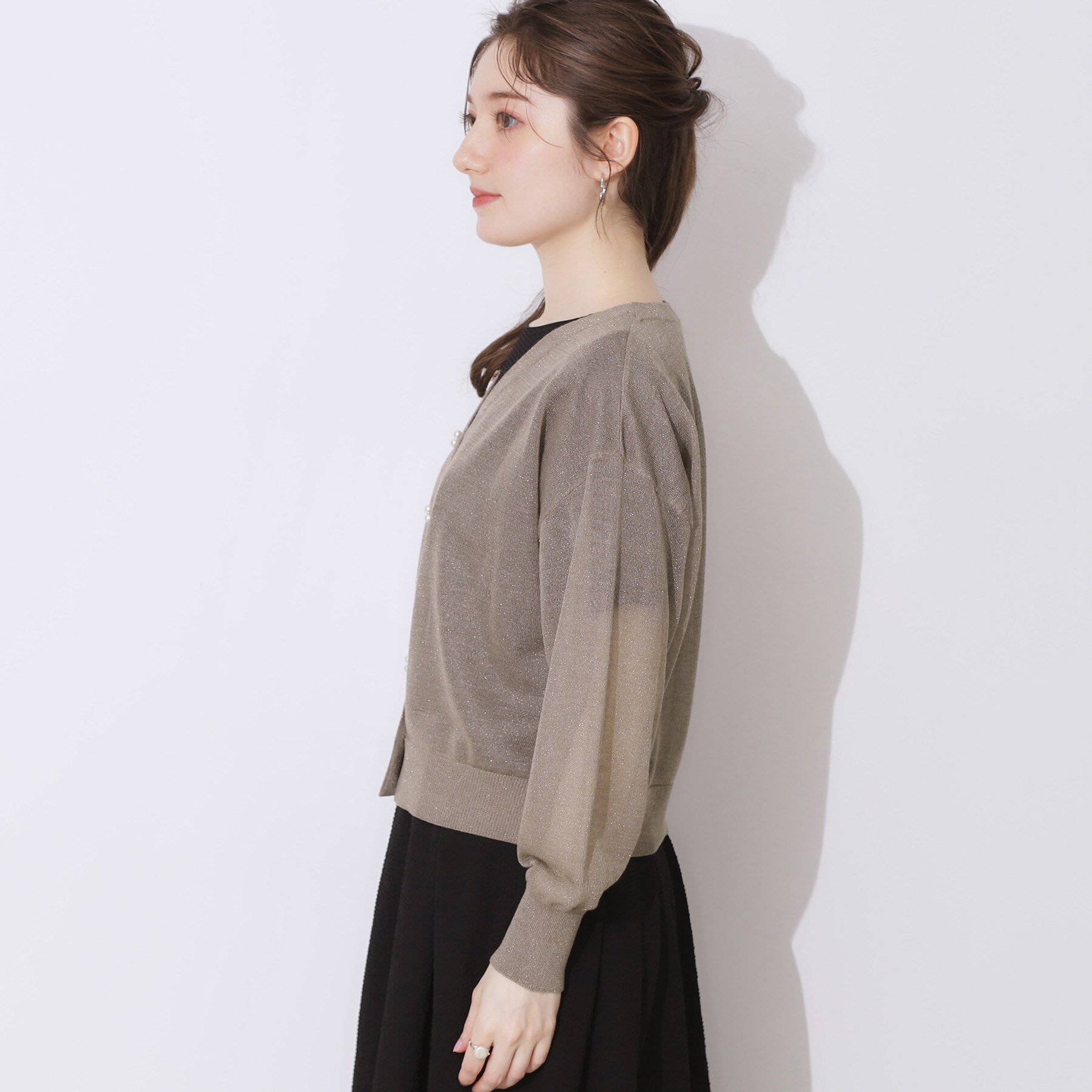 Couture broach「【上品な透け感・通勤】ダブルパール調釦シアーカーディガン」|カーディガン|