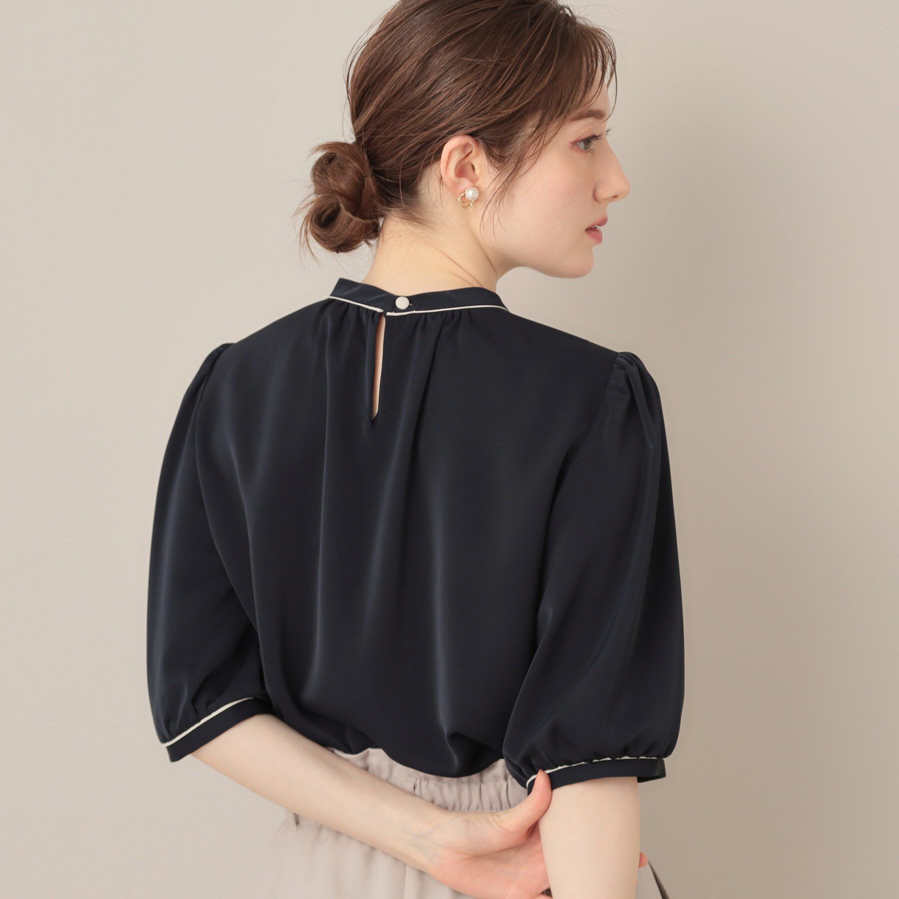 Couture broach「【華やか・5分袖・通勤】配色フリルタイブラウス」|シャツ・ブラウス|