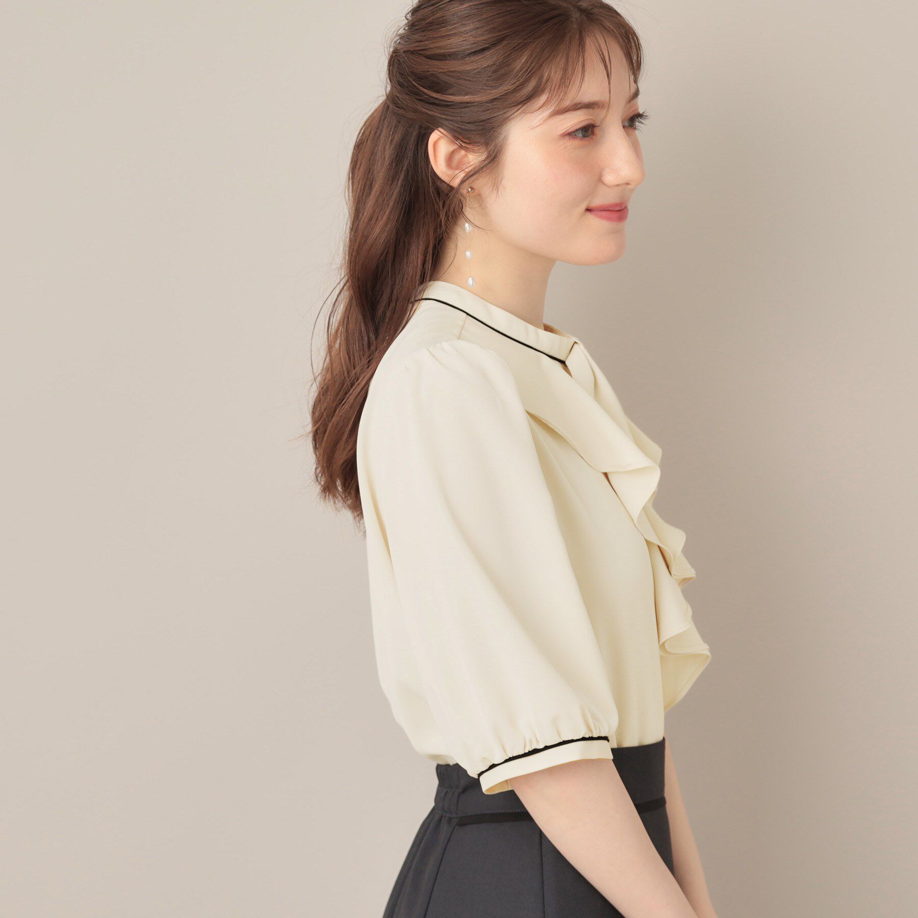Couture broach「【華やか・5分袖・通勤】配色フリルタイブラウス」|シャツ・ブラウス|