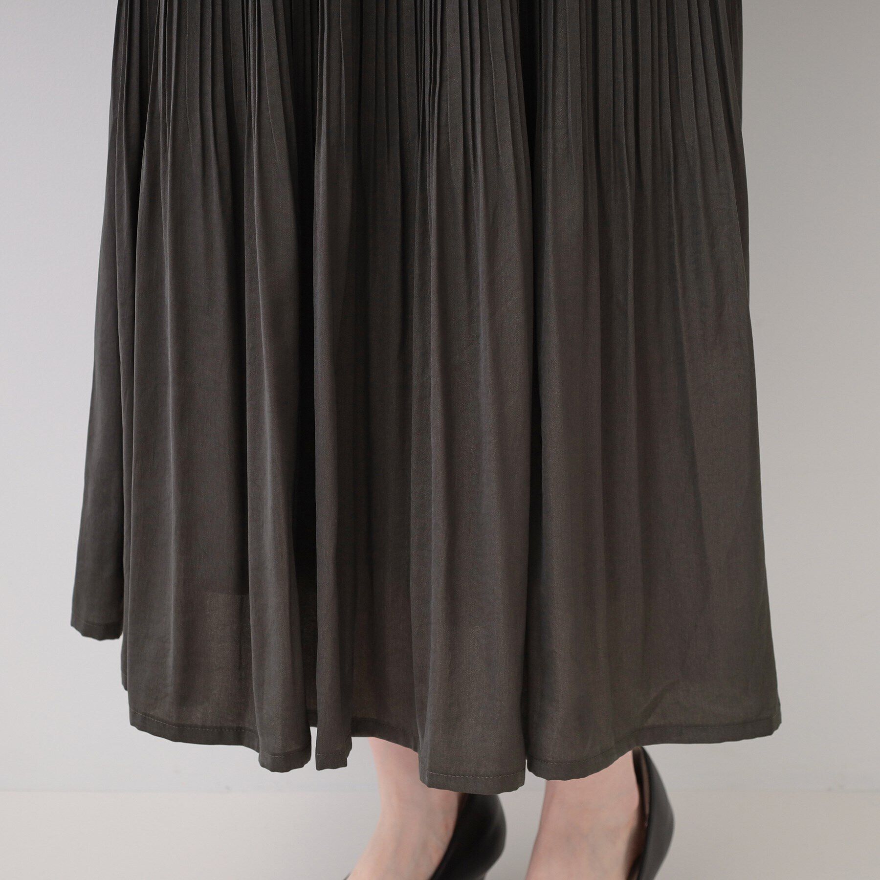 SHOO･LA･RUE「【セレモニーにも】ひらりと揺れる上品シルエット サテンプリーツスカート」|スカート|