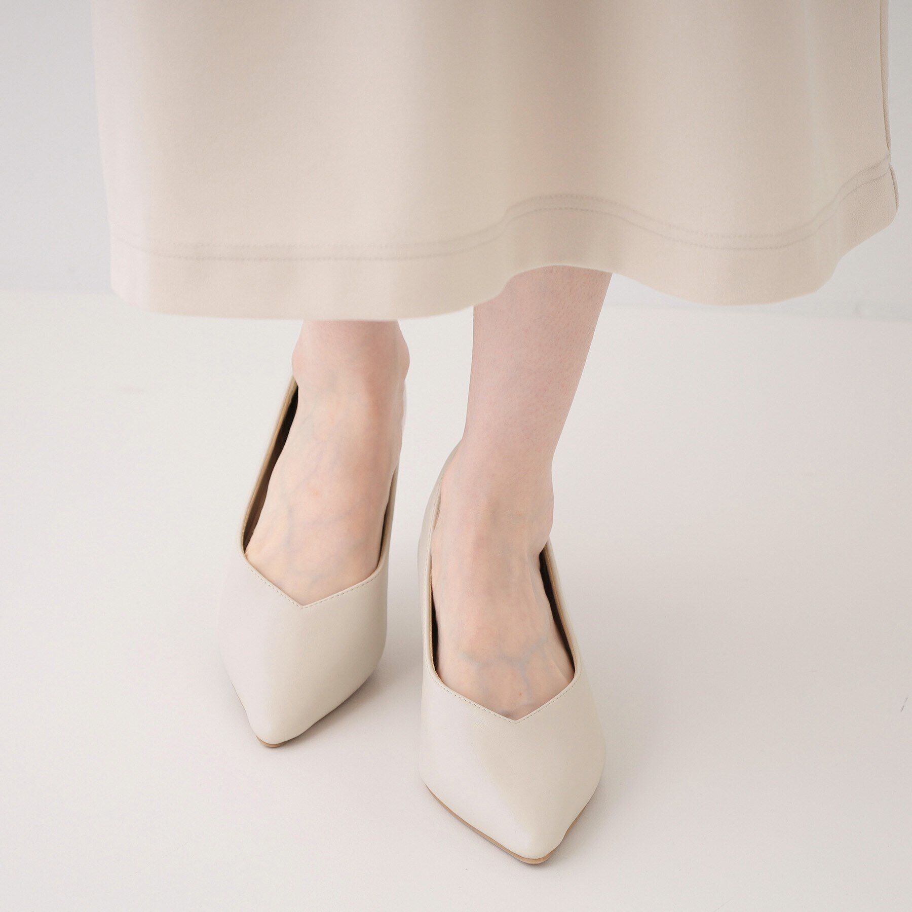 SHOO･LA･RUE「【通勤/セレモニー】Vカットデザインで足が美しく見える ベーシック5cmパンプス」|パンプス|