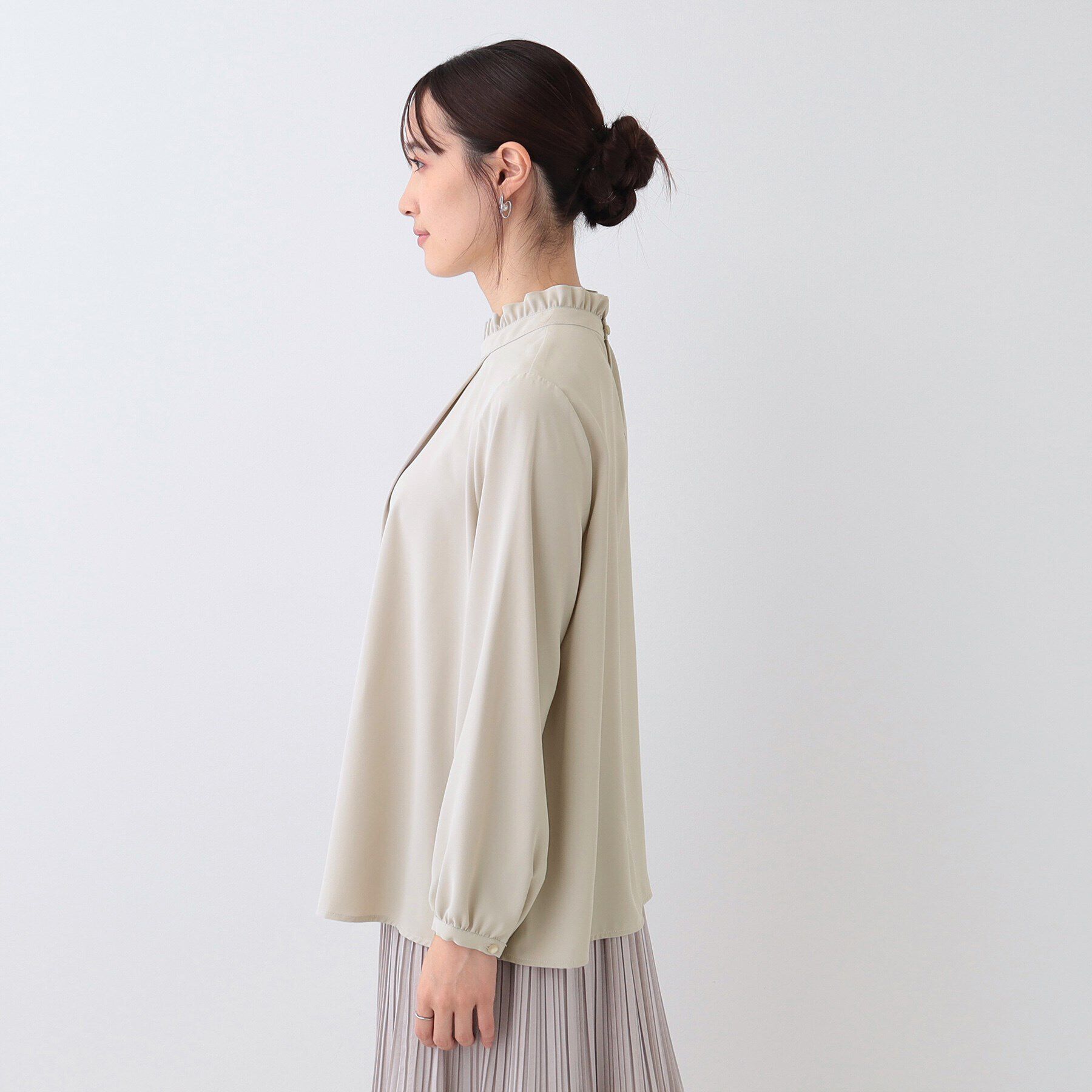 SHOO･LA･RUE「【S-3L/洗える/セレモニー】さらり軽やか スタンドカラー フリルブラウス」|シャツ・ブラウス|