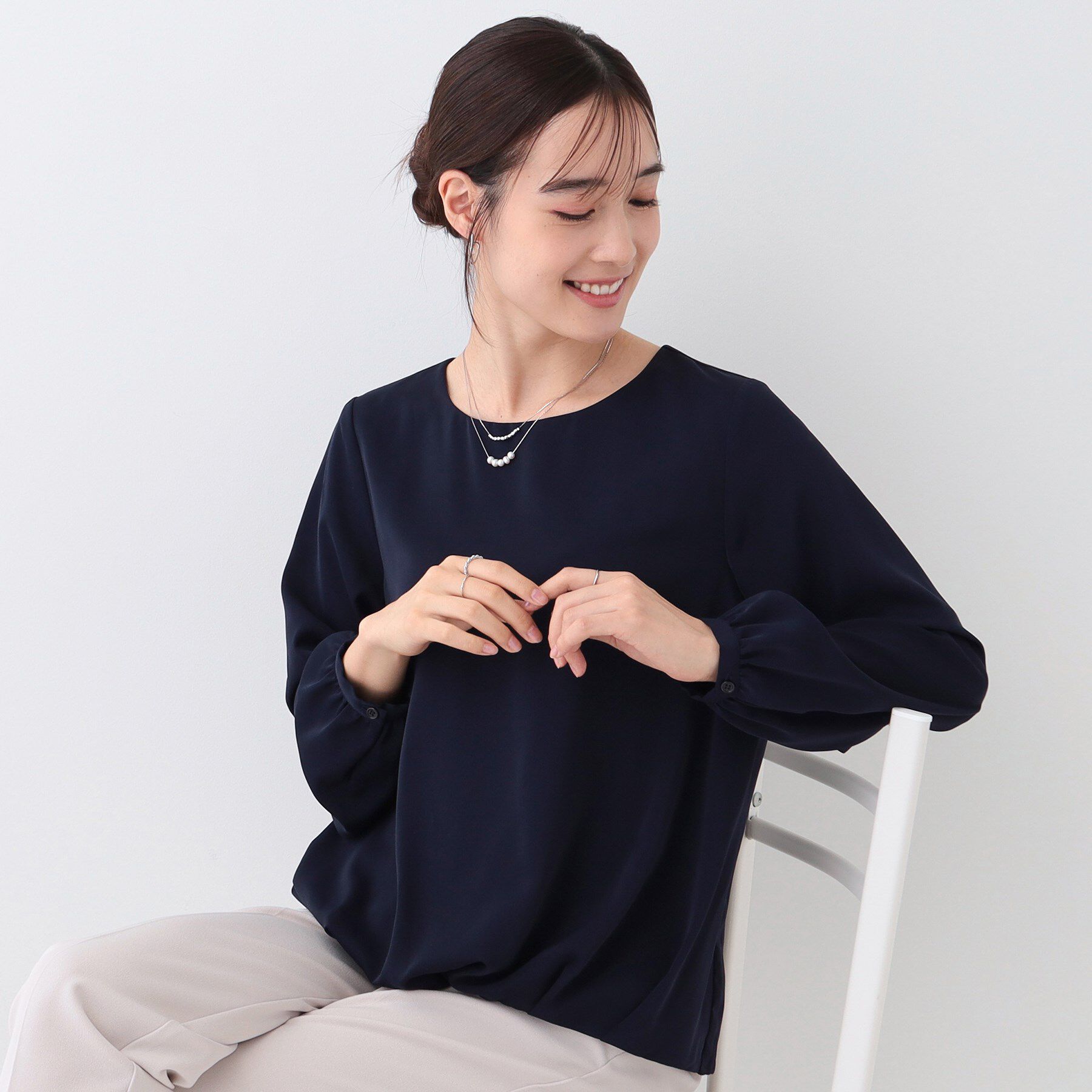 SHOO･LA･RUE「【通勤/セレモニー】さらり軽やか インせず決まる 裾タックブラウス」|シャツ・ブラウス|ネイビー(094)