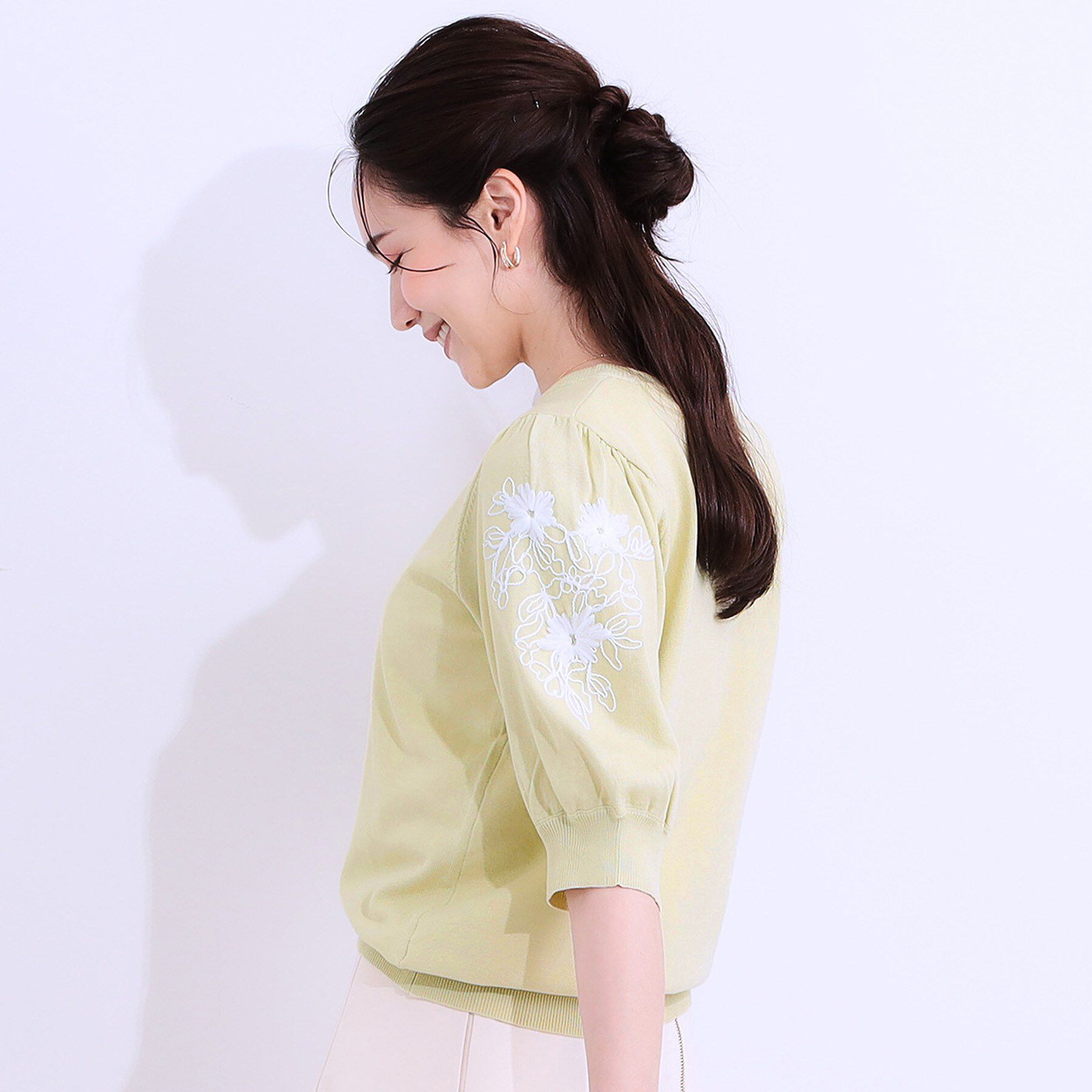 SHOO･LA･RUE「【S-LL】お袖刺繍がアクセント ラウンドネックニット」|ニット・セーター|